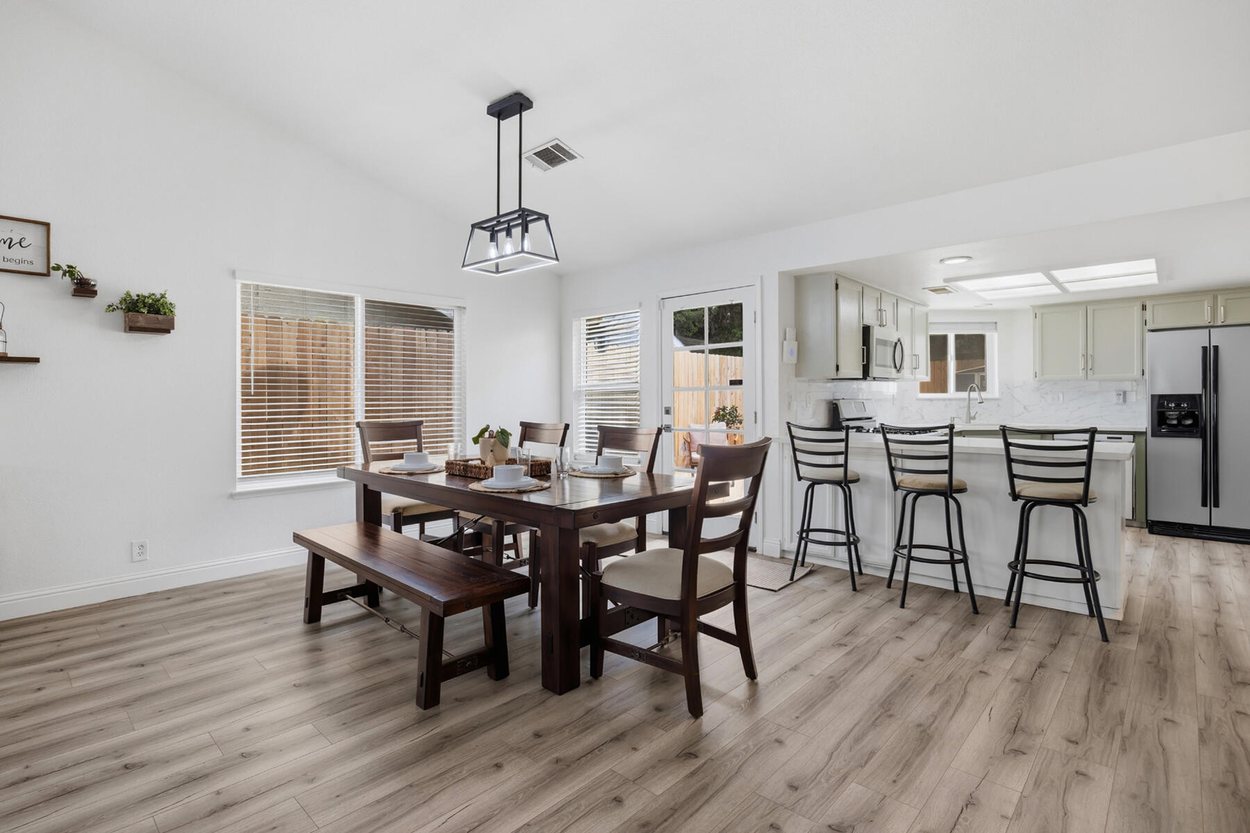 1136 N Atwood St, Visalia, CA 93291