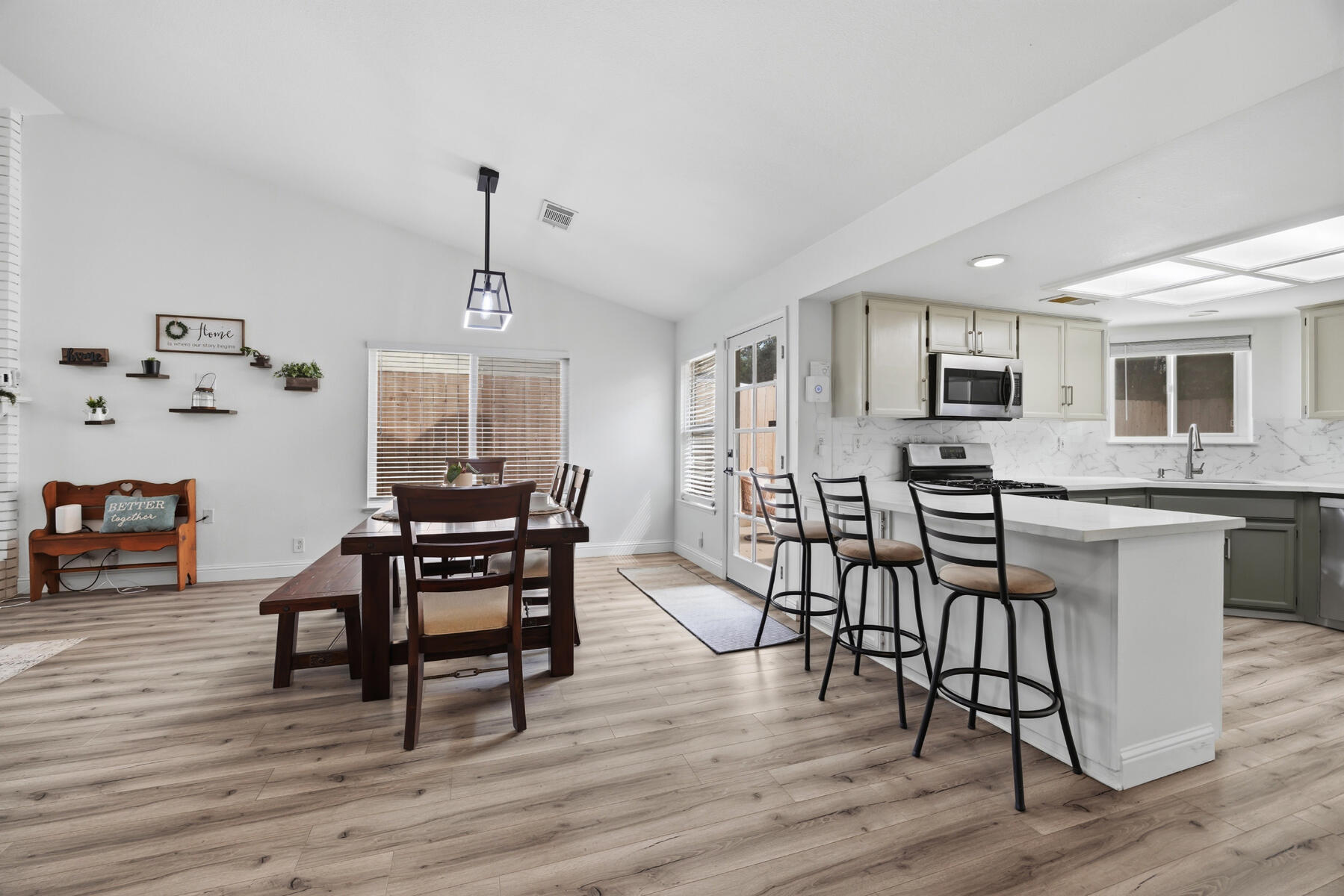 1136 N Atwood St, Visalia, CA 93291