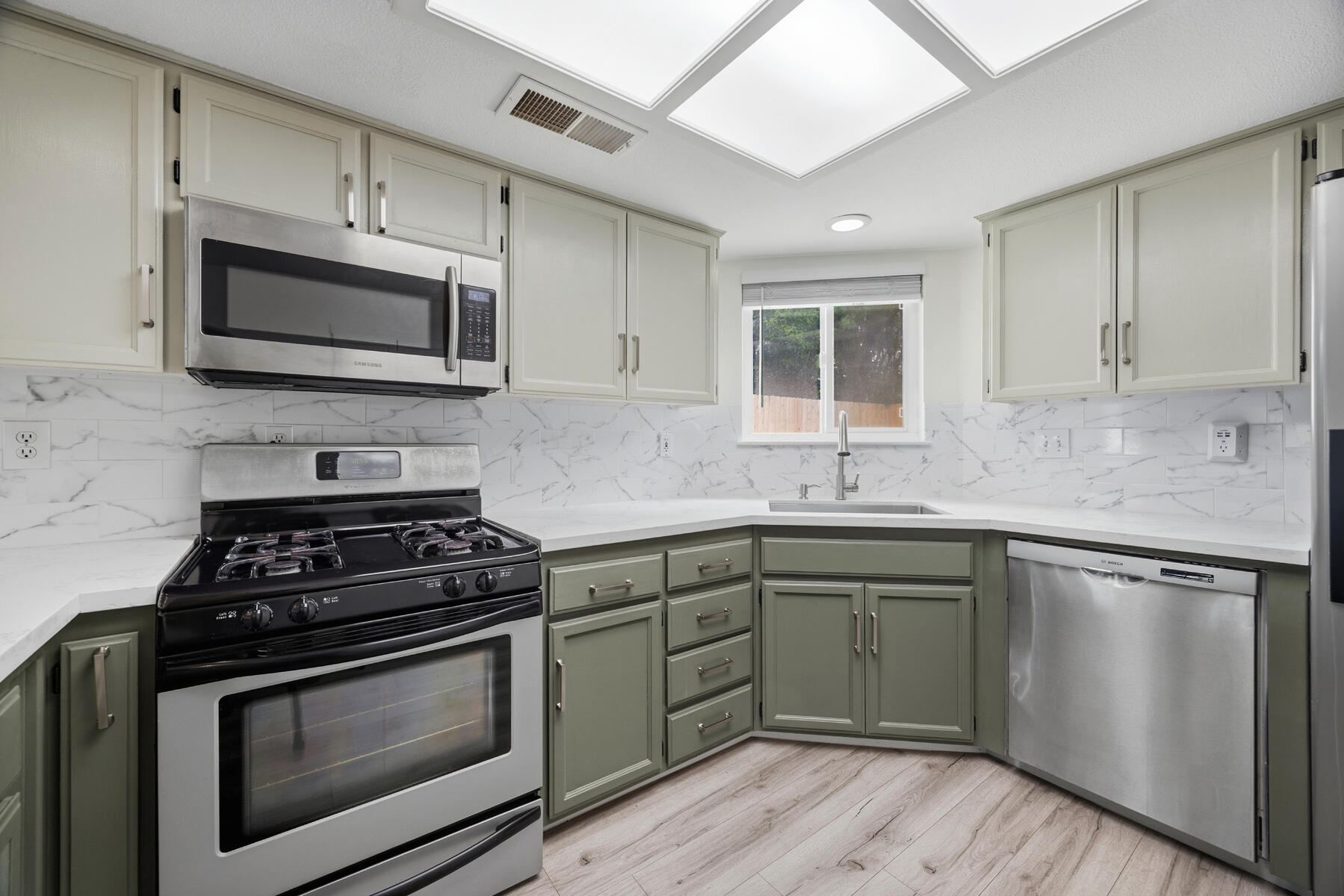 1136 N Atwood St, Visalia, CA 93291