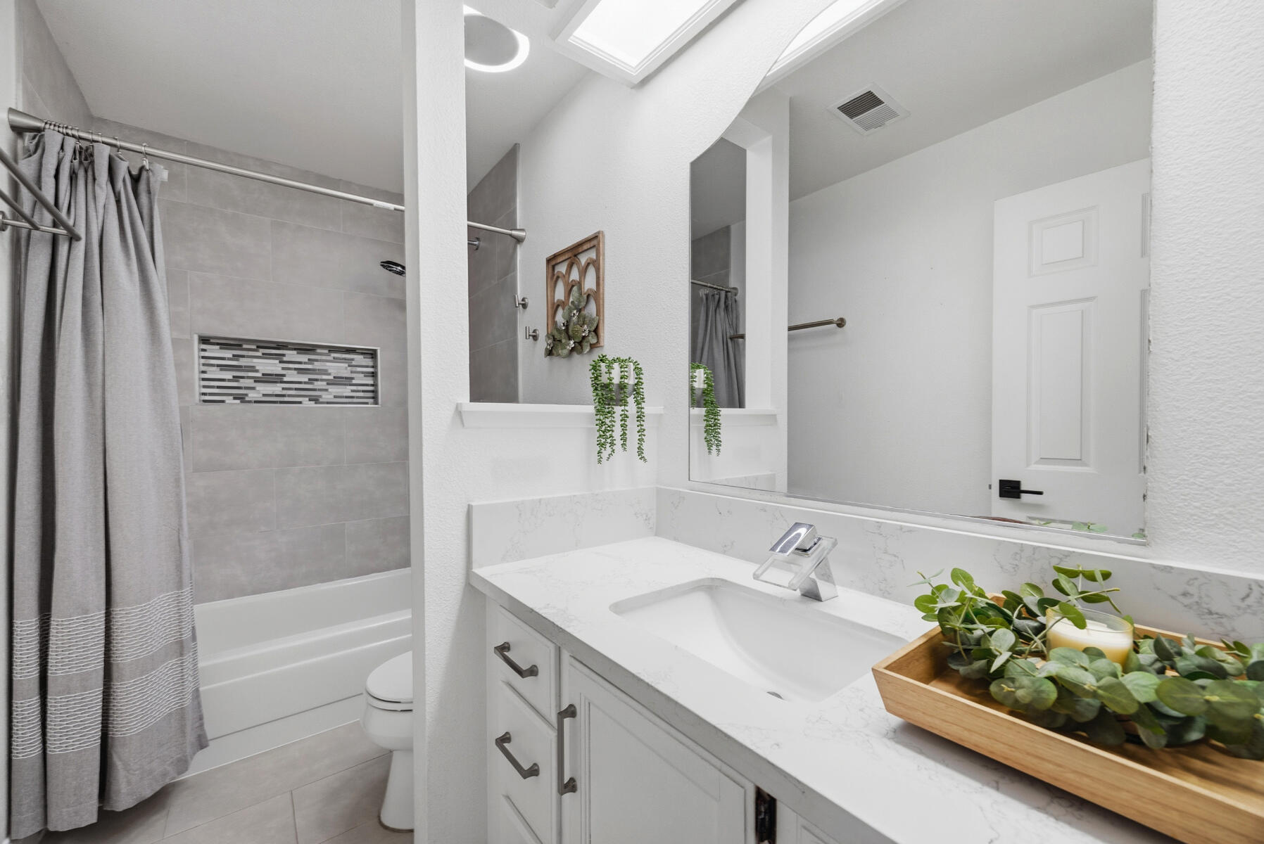 1136 N Atwood St, Visalia, CA 93291