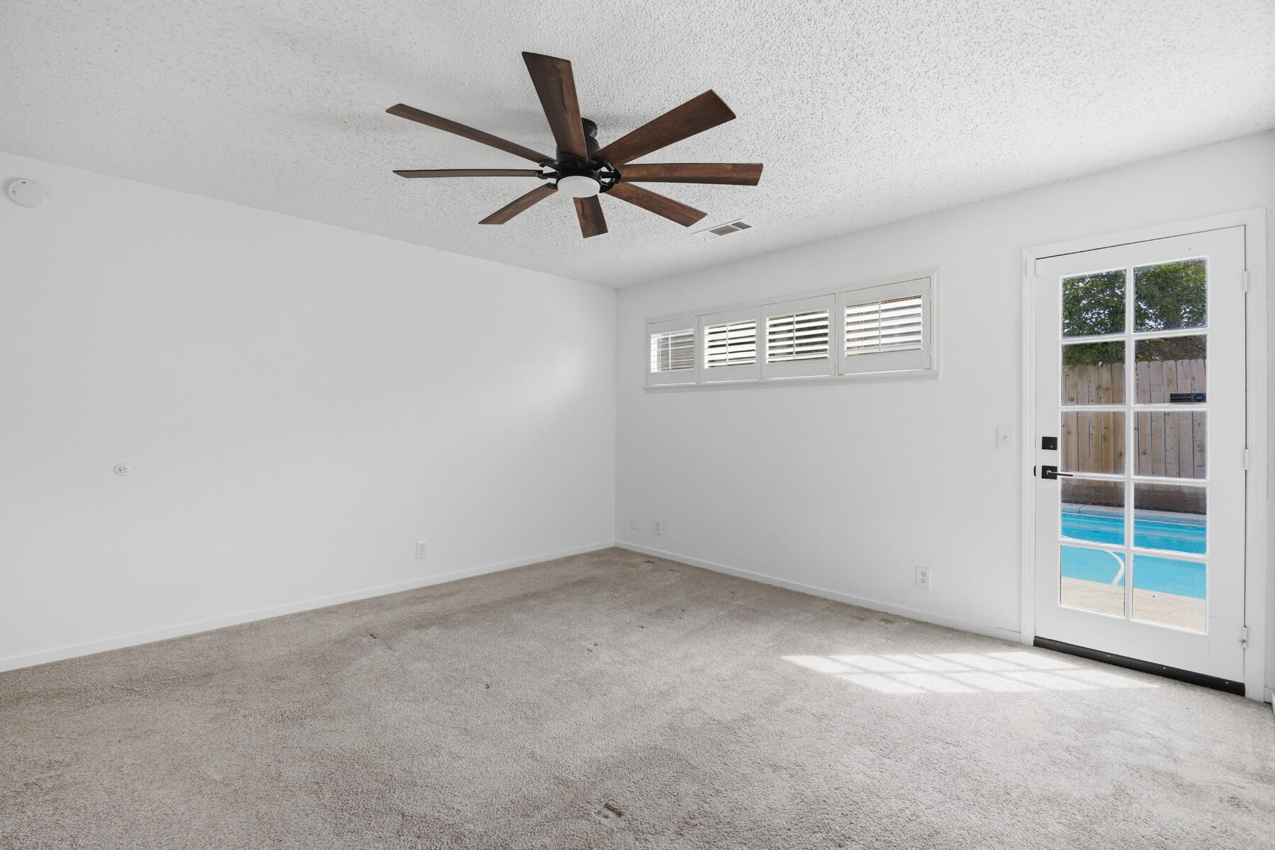 1136 N Atwood St, Visalia, CA 93291