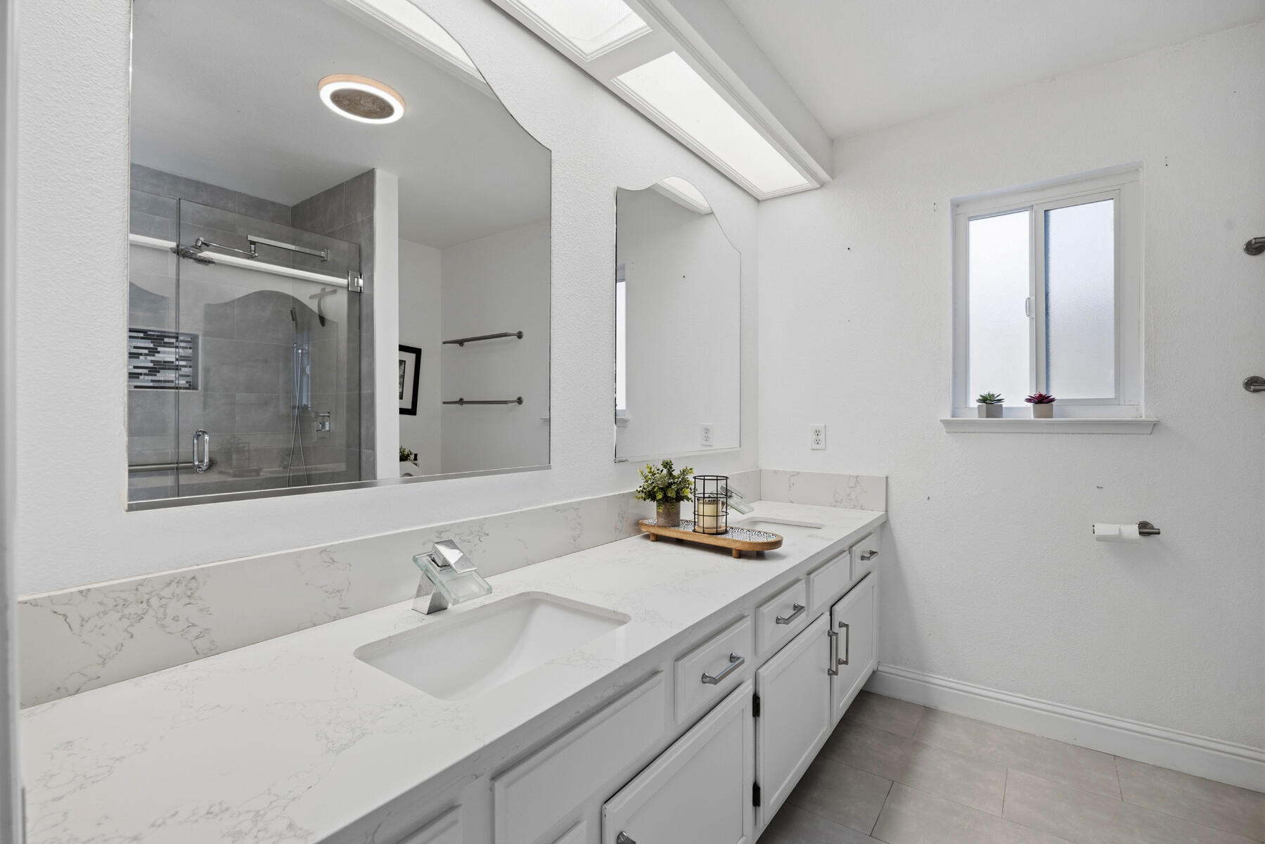 1136 N Atwood St, Visalia, CA 93291