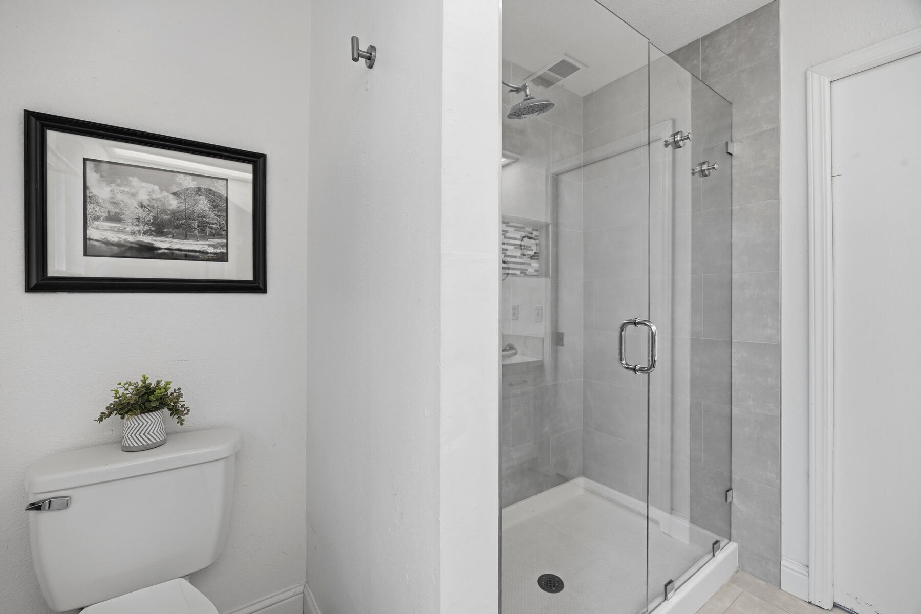 1136 N Atwood St, Visalia, CA 93291