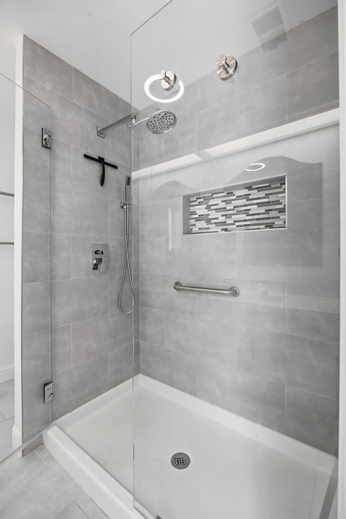 1136 N Atwood St, Visalia, CA 93291