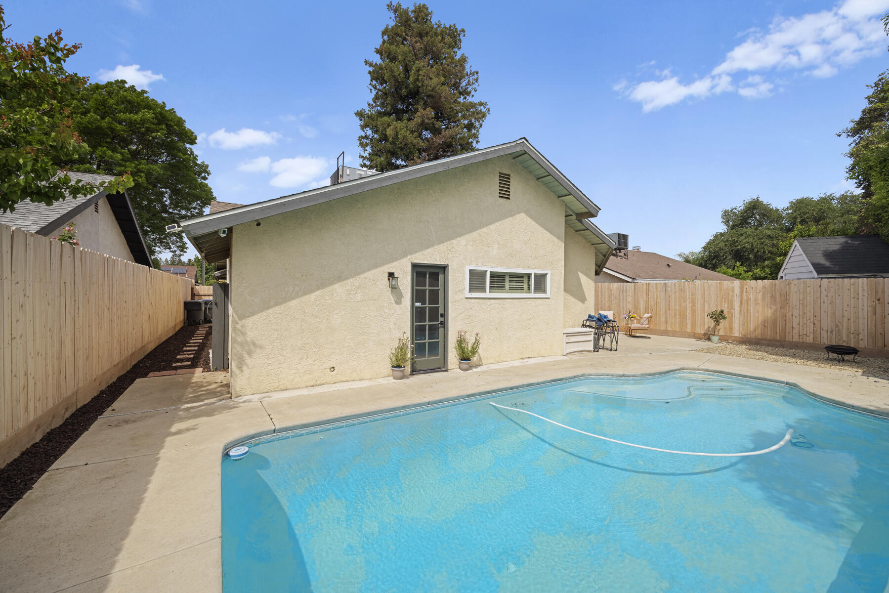 1136 N Atwood St, Visalia, CA 93291