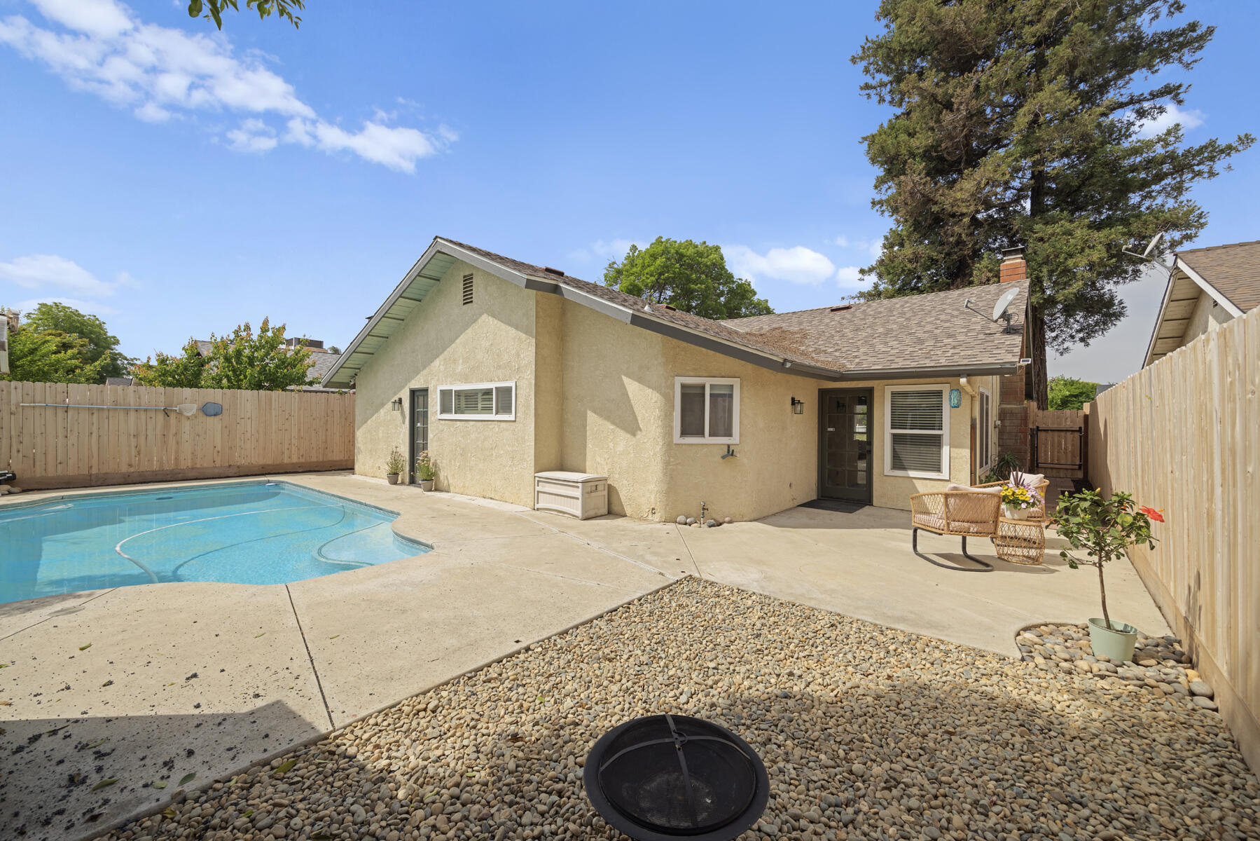 1136 N Atwood St, Visalia, CA 93291