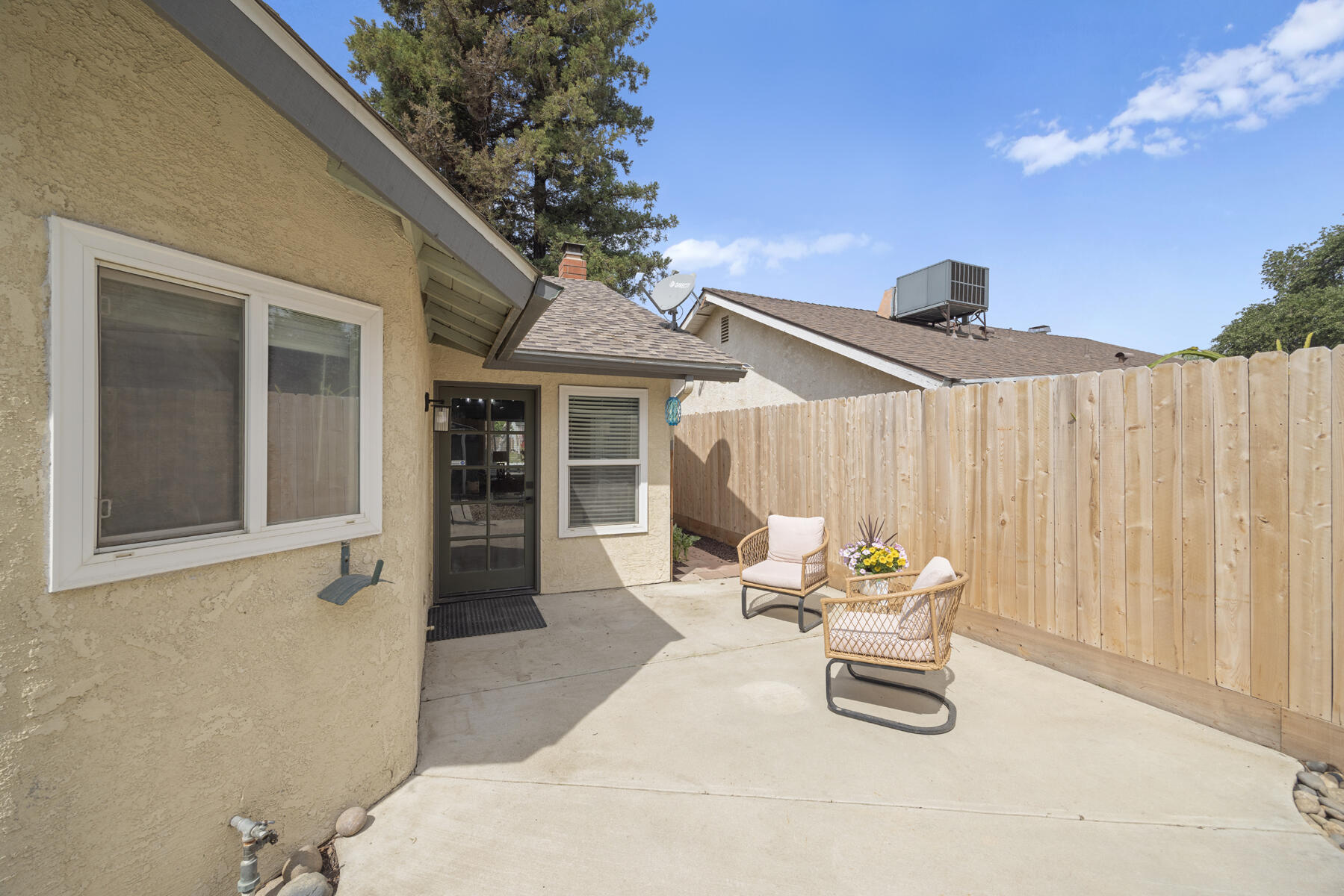 1136 N Atwood St, Visalia, CA 93291