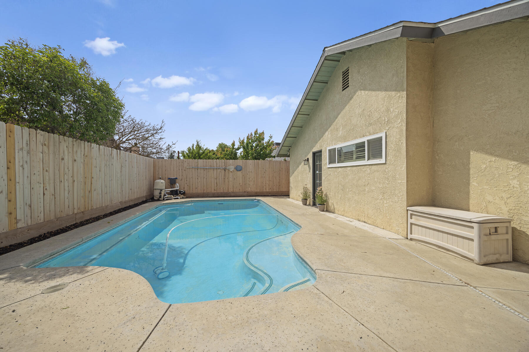 1136 N Atwood St, Visalia, CA 93291