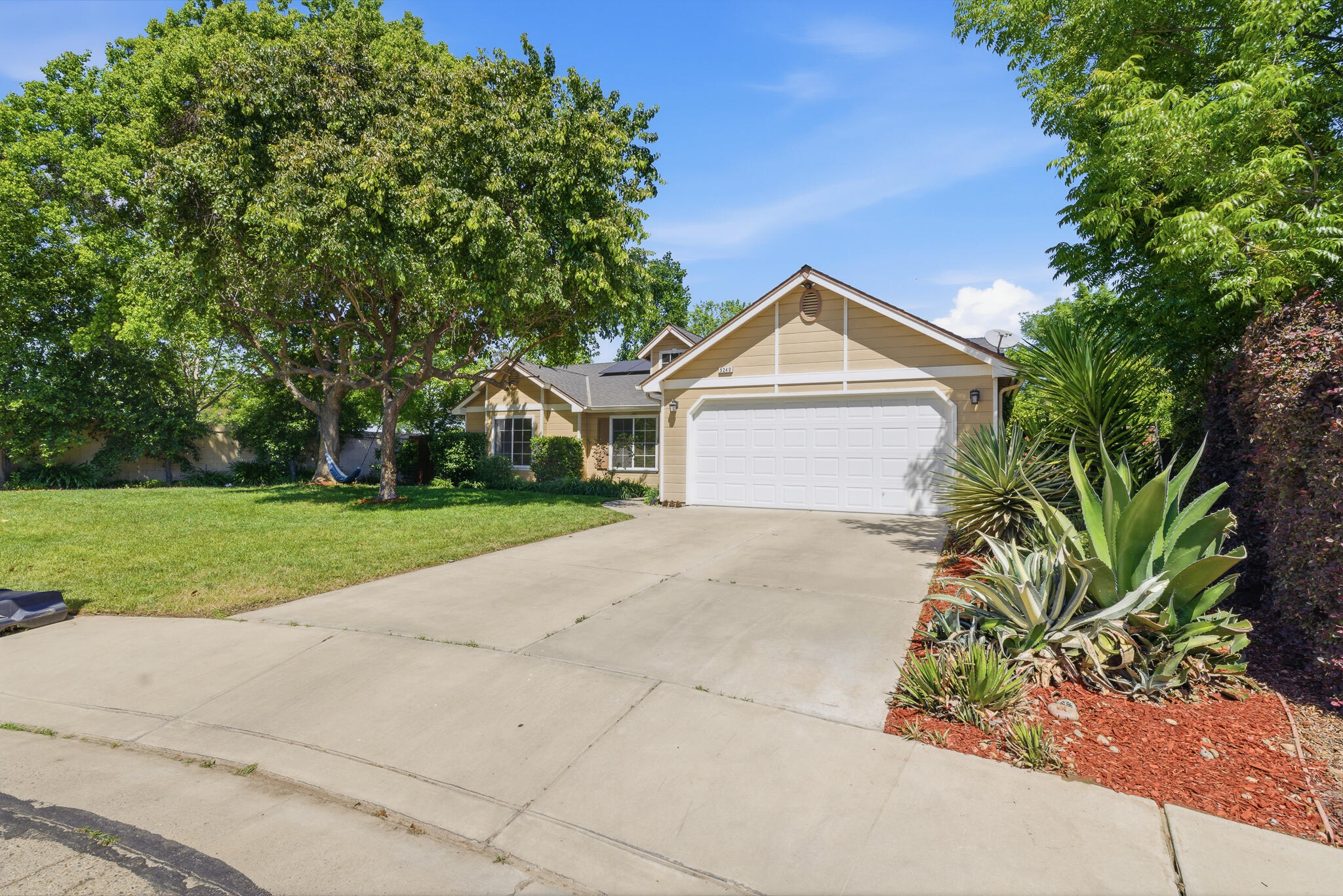 5240 W Wren Ct, Visalia, CA 93291