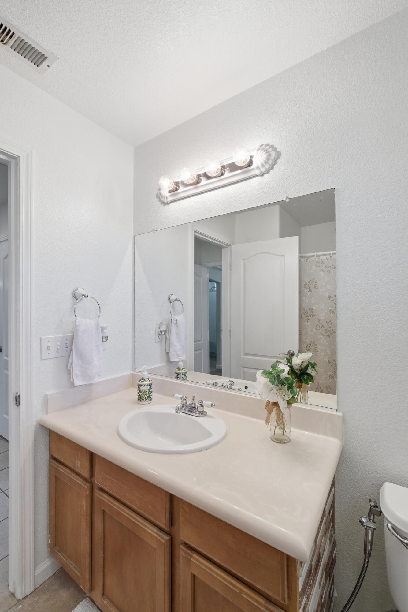 5240 W Wren Ct, Visalia, CA 93291