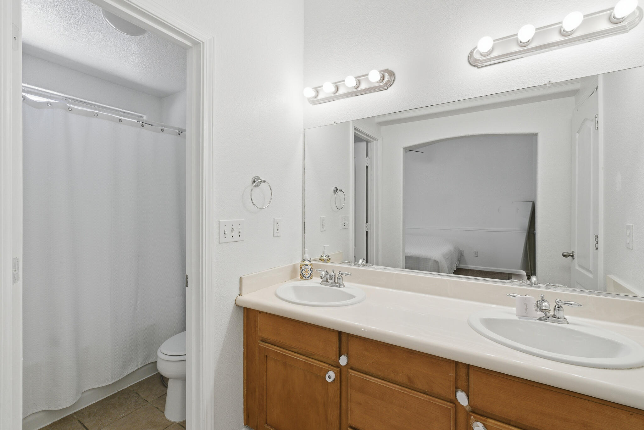 5240 W Wren Ct, Visalia, CA 93291