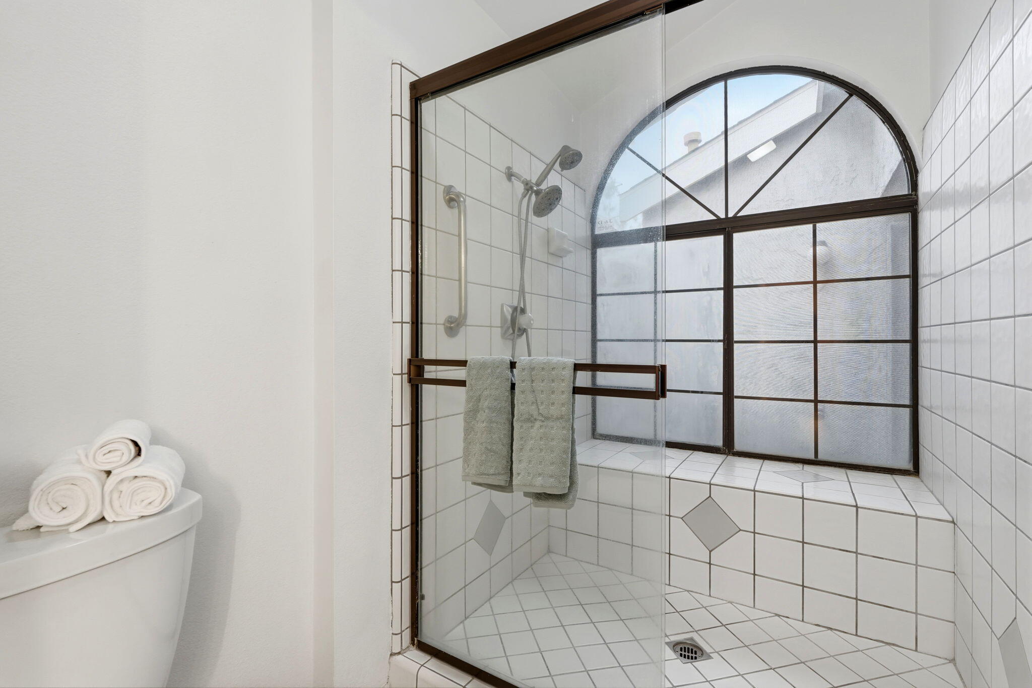 1912 S Pinnacle St, Visalia, CA 93292