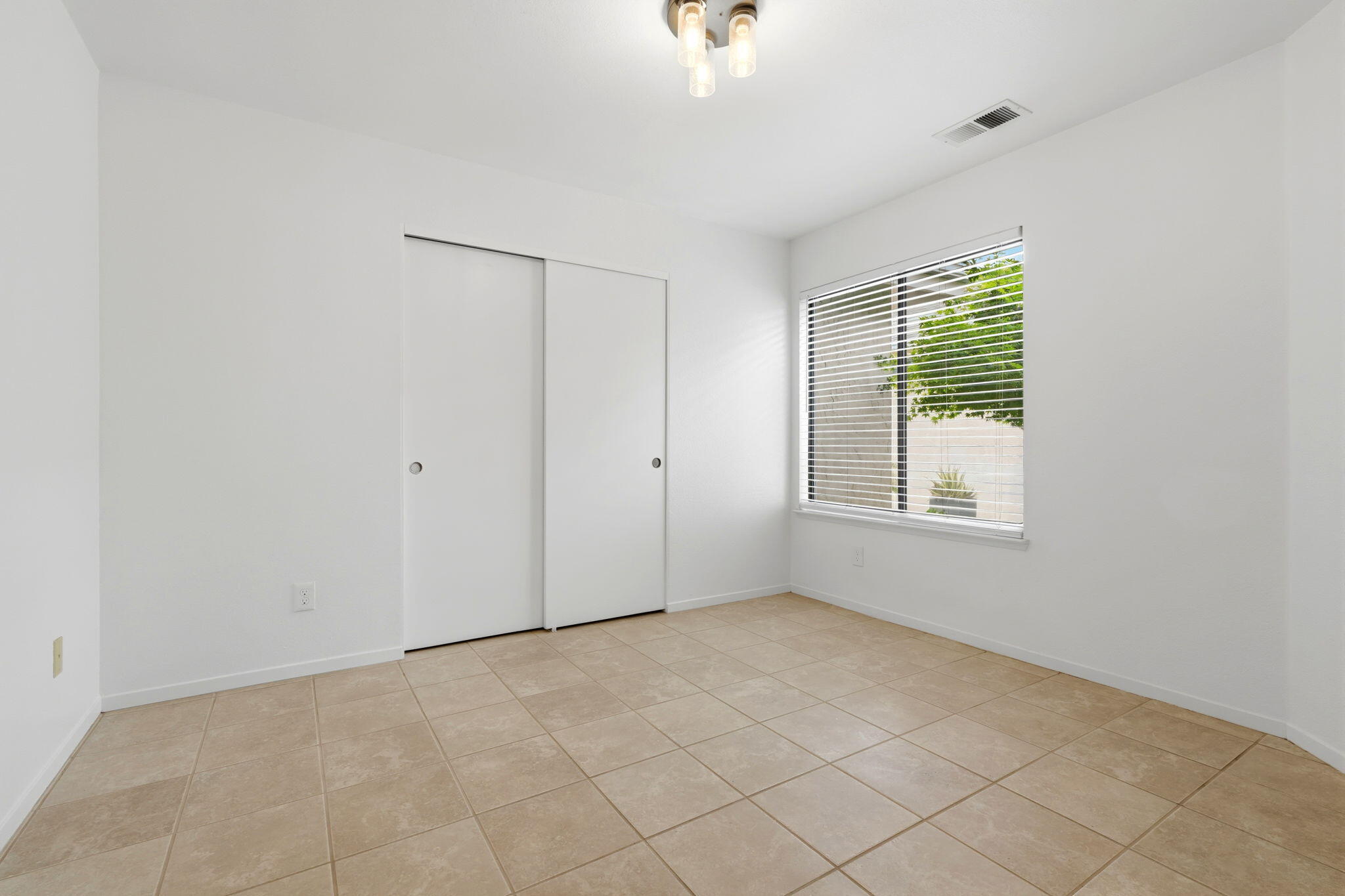 1912 S Pinnacle St, Visalia, CA 93292