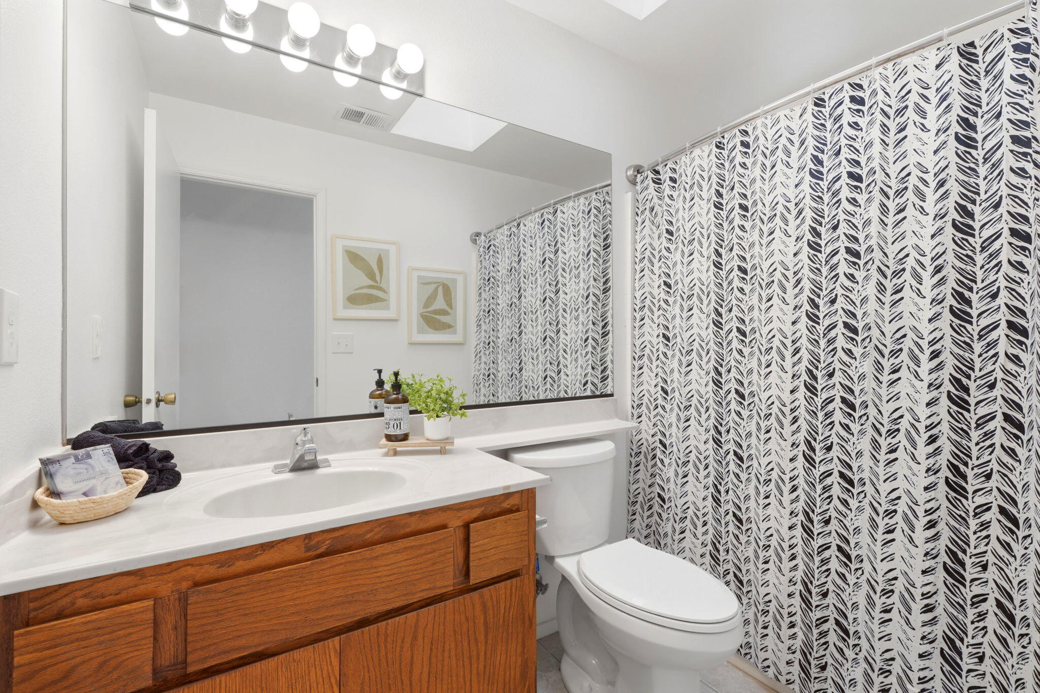 1912 S Pinnacle St, Visalia, CA 93292