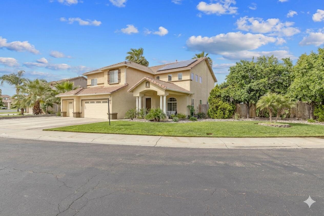 1077 Paradise Dr, Lemoore, CA 93245