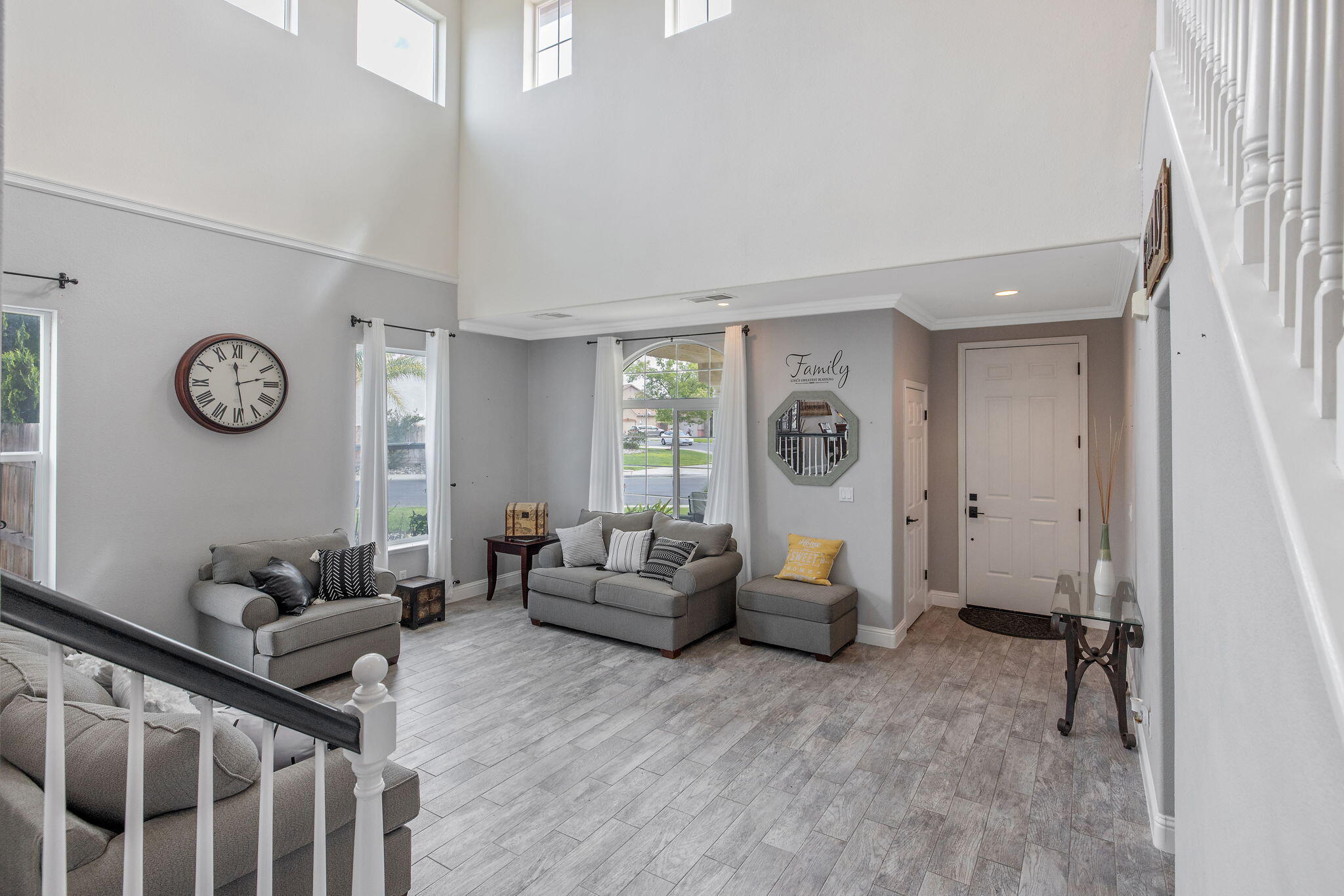 1077 Paradise Dr, Lemoore, CA 93245