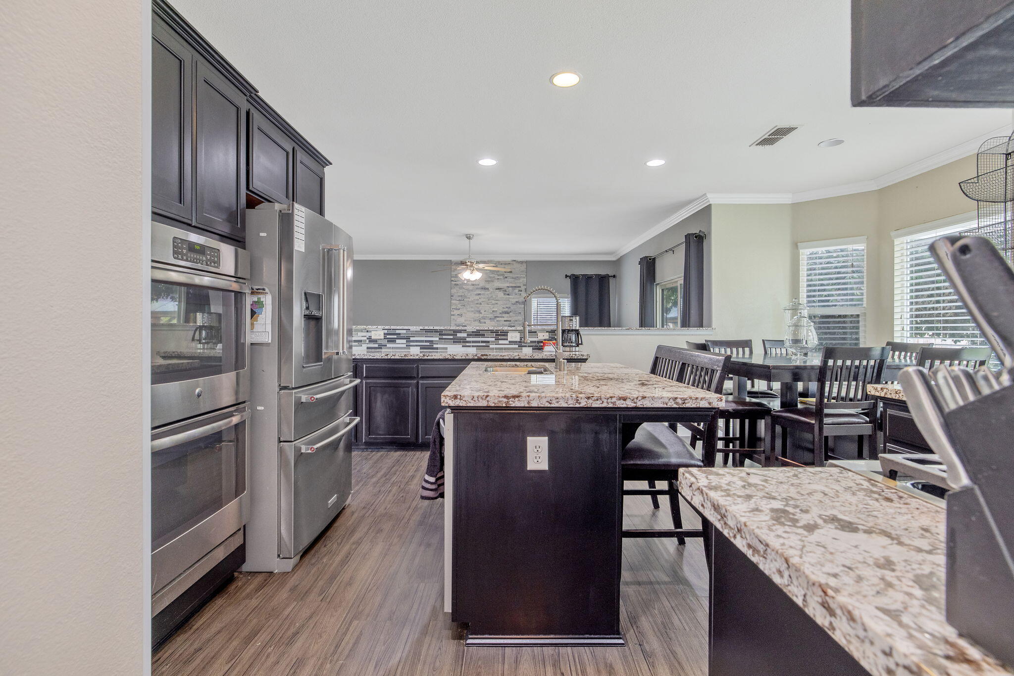 1077 Paradise Dr, Lemoore, CA 93245