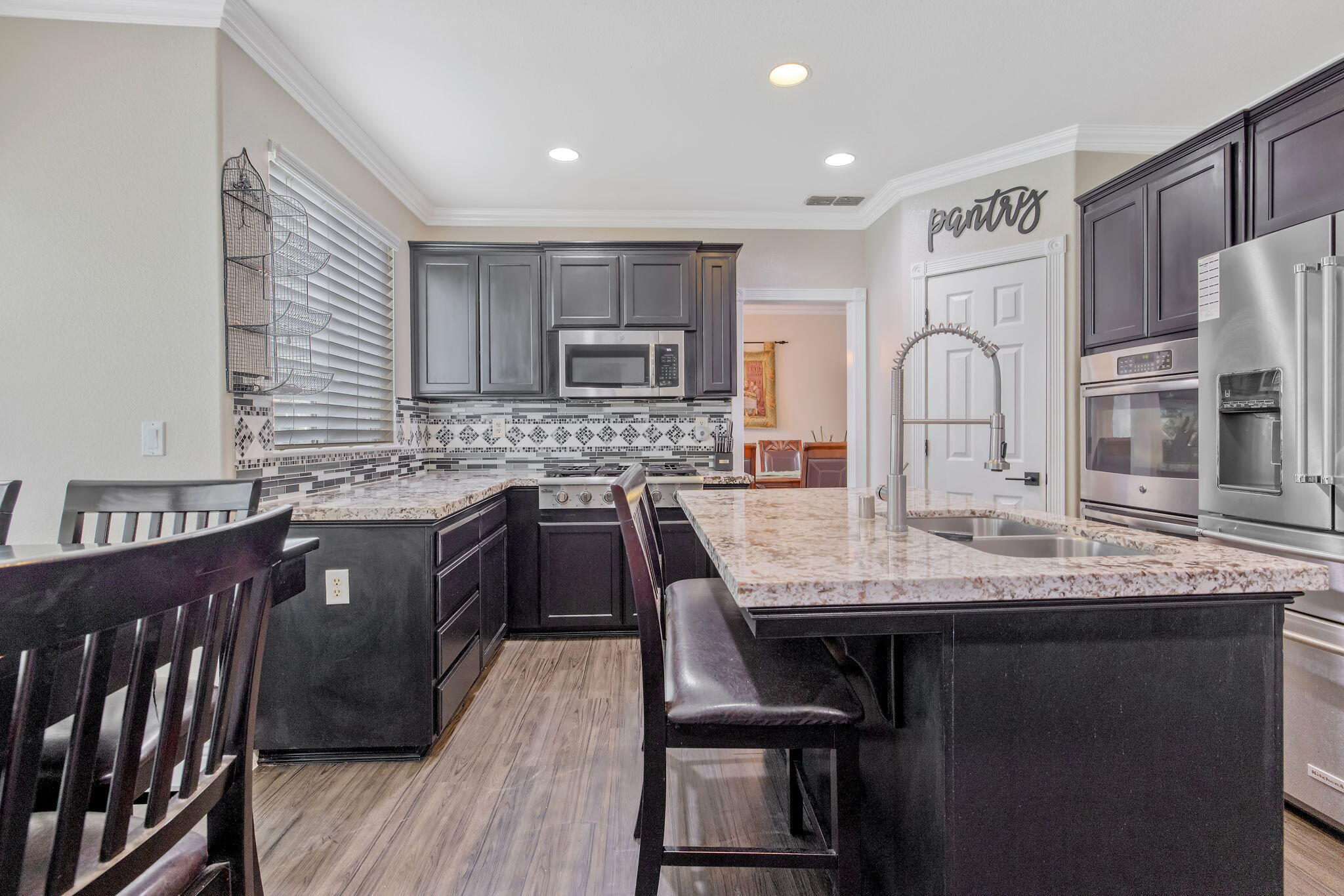 1077 Paradise Dr, Lemoore, CA 93245