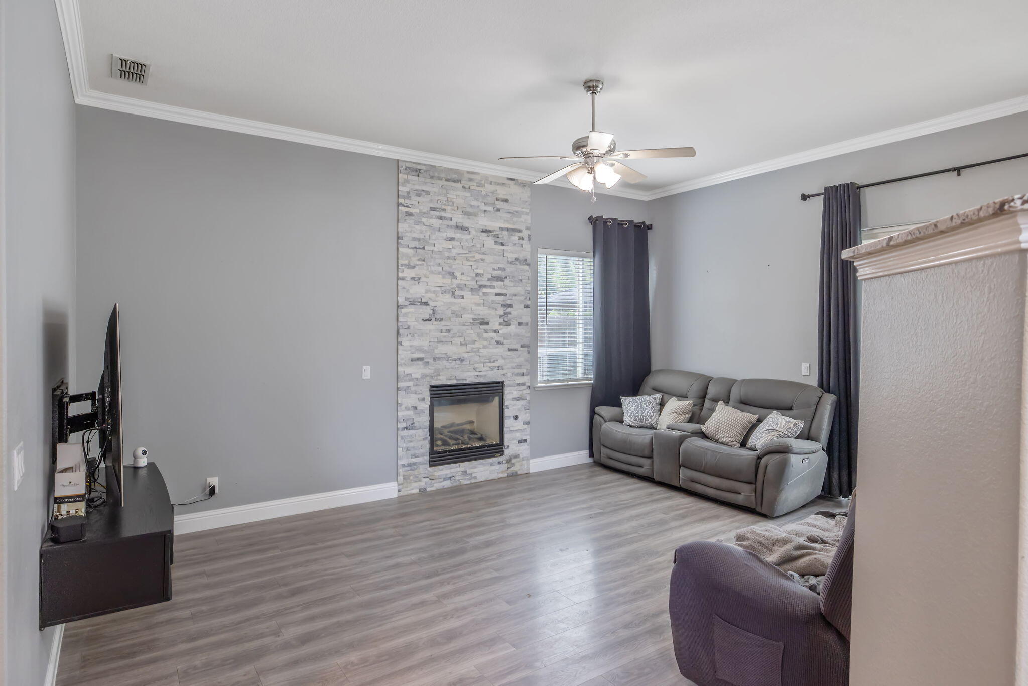 1077 Paradise Dr, Lemoore, CA 93245