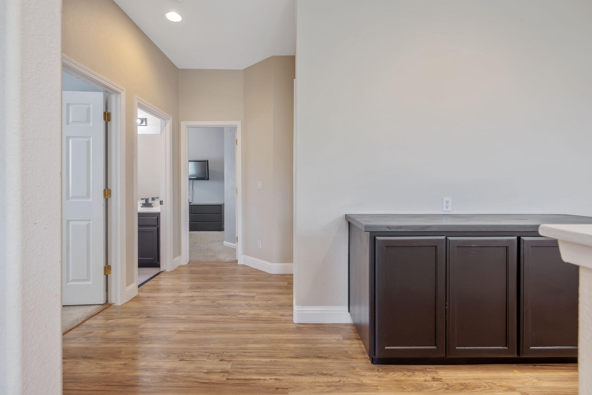 1077 Paradise Dr, Lemoore, CA 93245