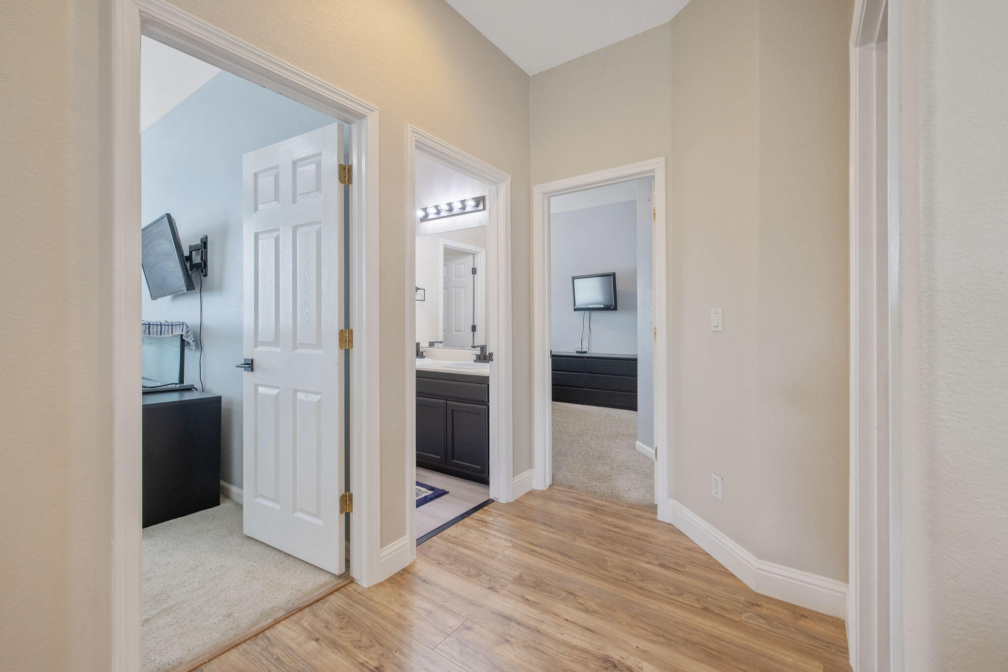 1077 Paradise Dr, Lemoore, CA 93245