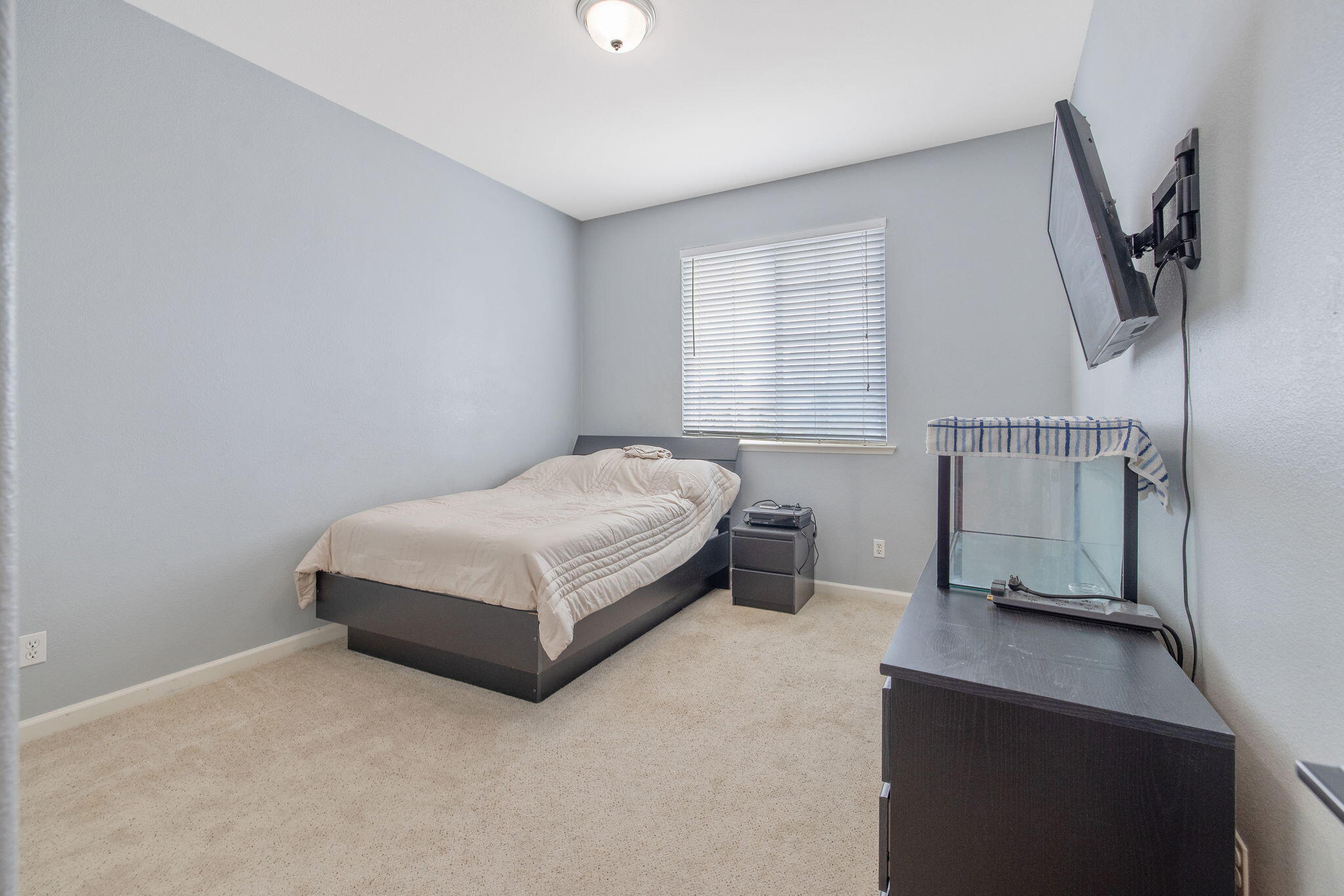 1077 Paradise Dr, Lemoore, CA 93245