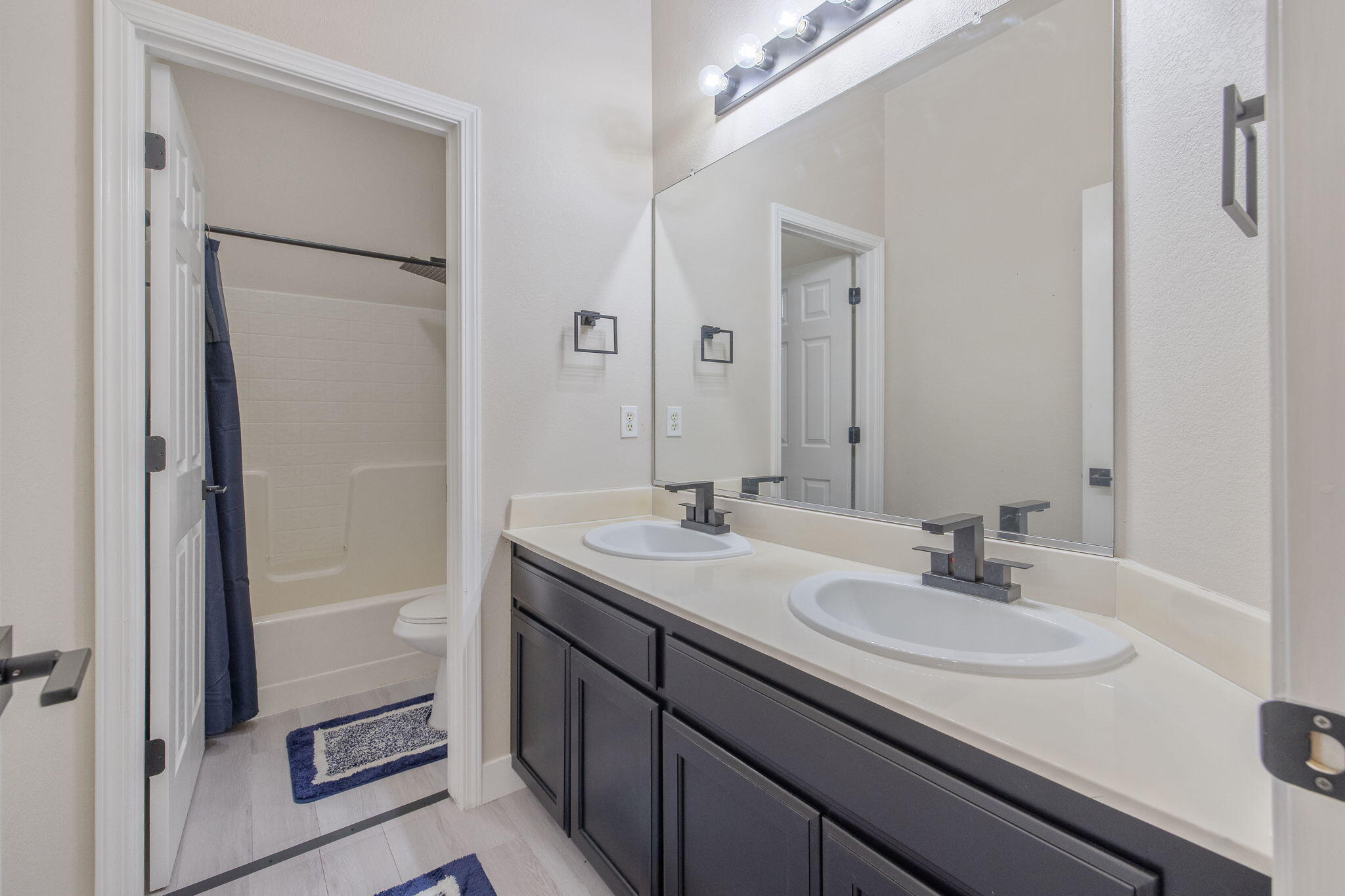 1077 Paradise Dr, Lemoore, CA 93245