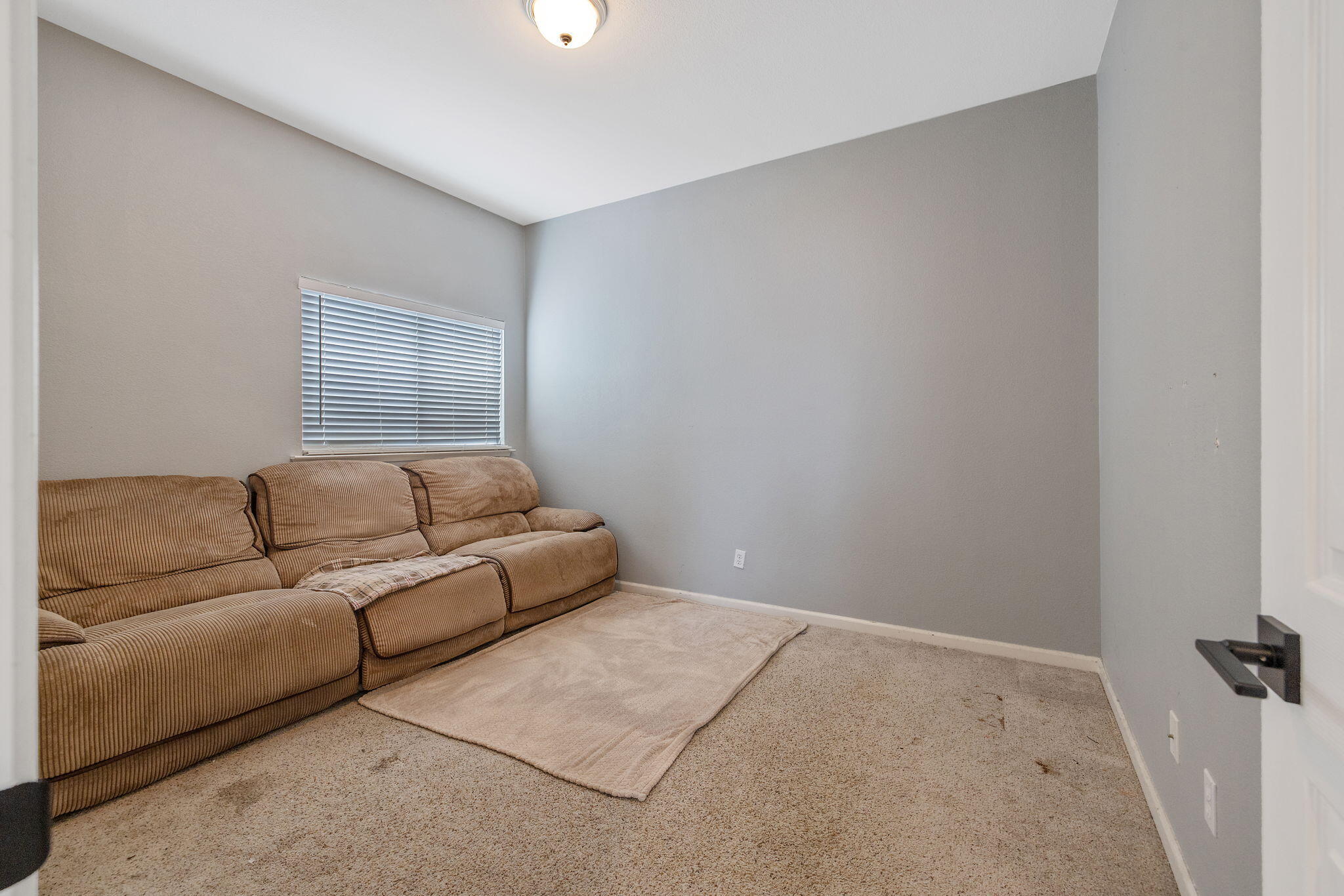 1077 Paradise Dr, Lemoore, CA 93245