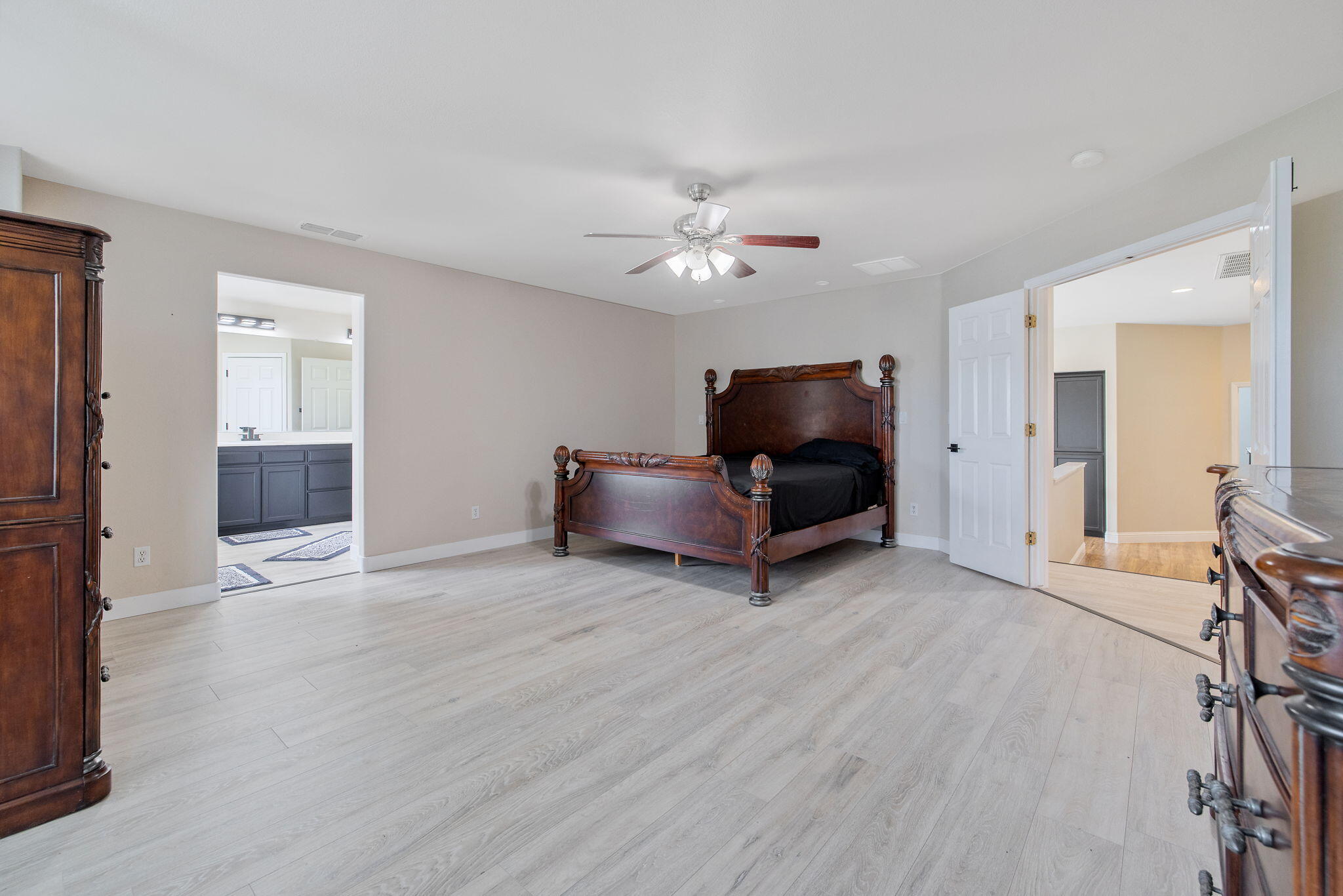 1077 Paradise Dr, Lemoore, CA 93245