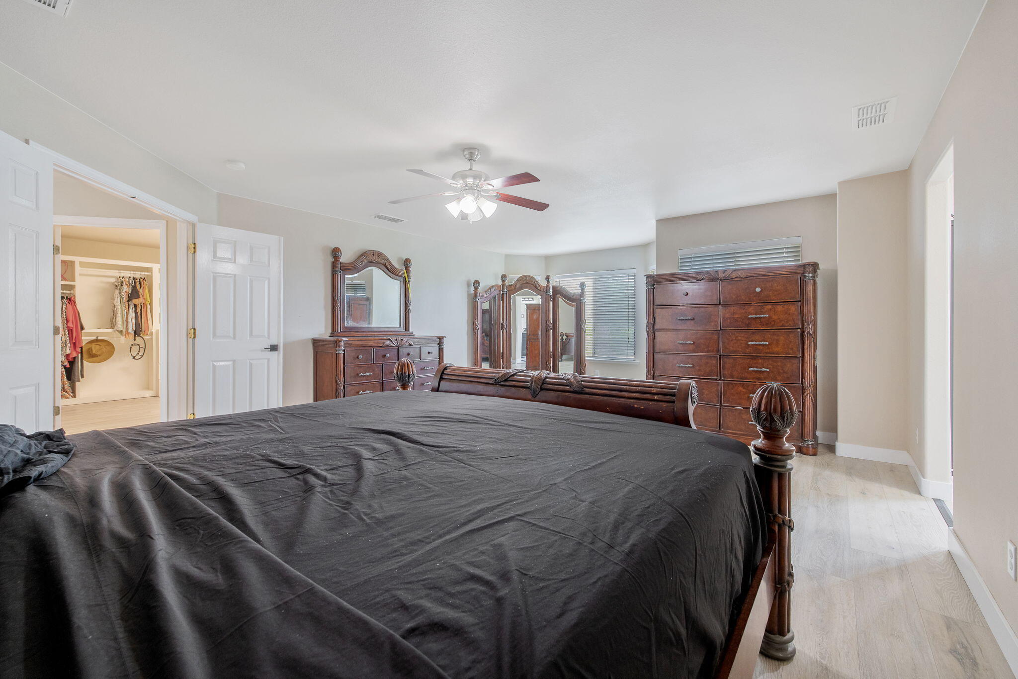 1077 Paradise Dr, Lemoore, CA 93245