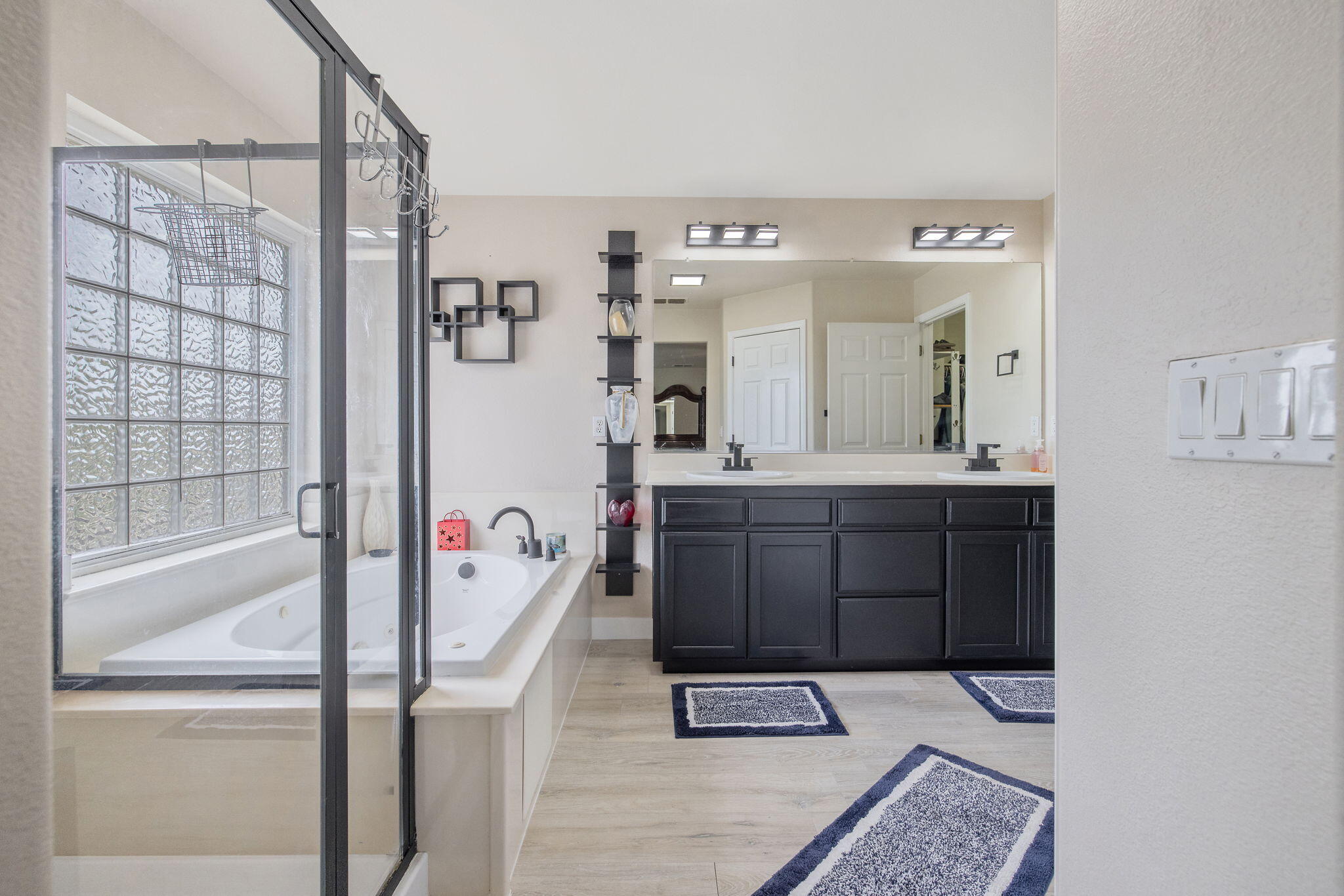 1077 Paradise Dr, Lemoore, CA 93245