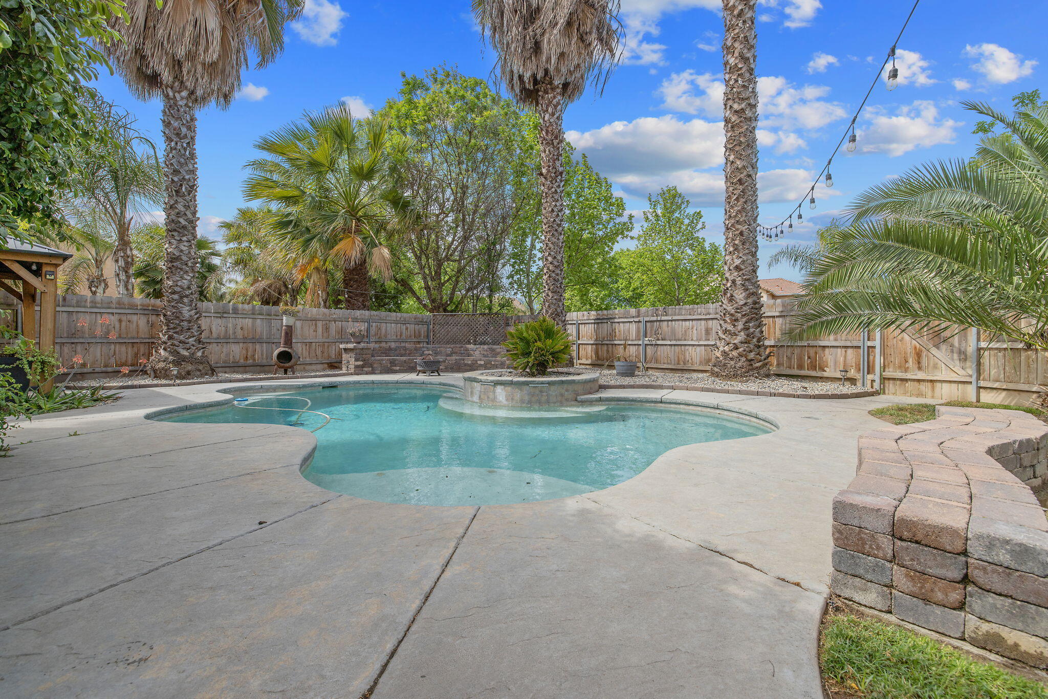 1077 Paradise Dr, Lemoore, CA 93245