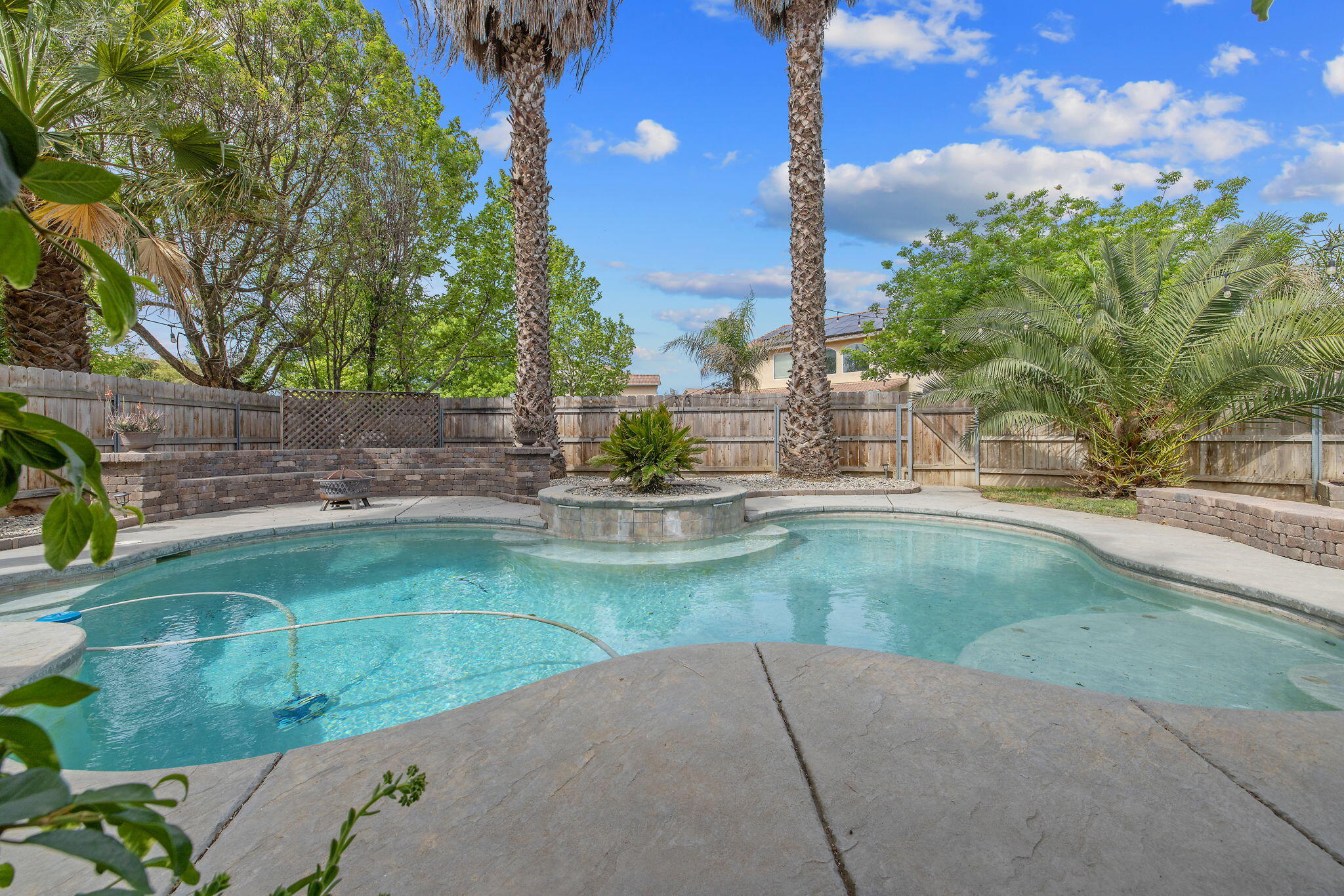 1077 Paradise Dr, Lemoore, CA 93245