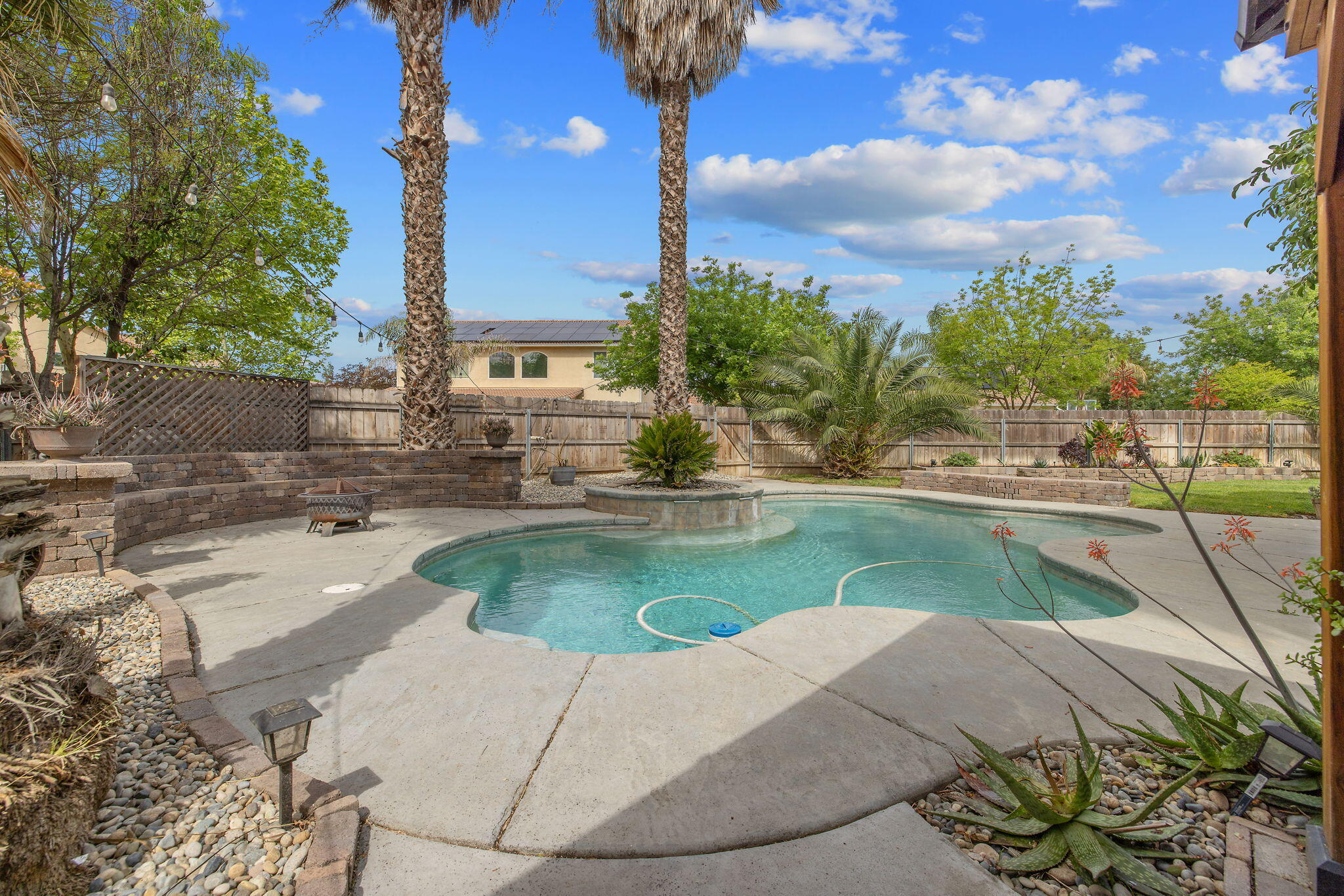 1077 Paradise Dr, Lemoore, CA 93245