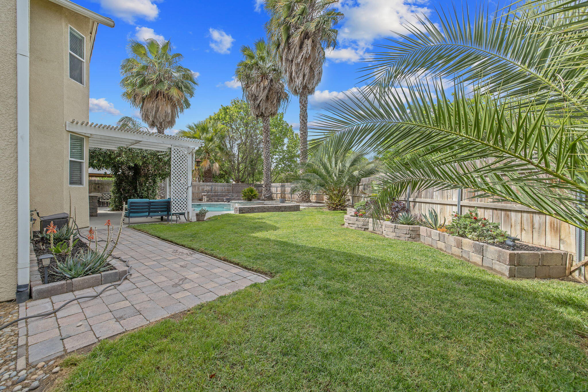 1077 Paradise Dr, Lemoore, CA 93245