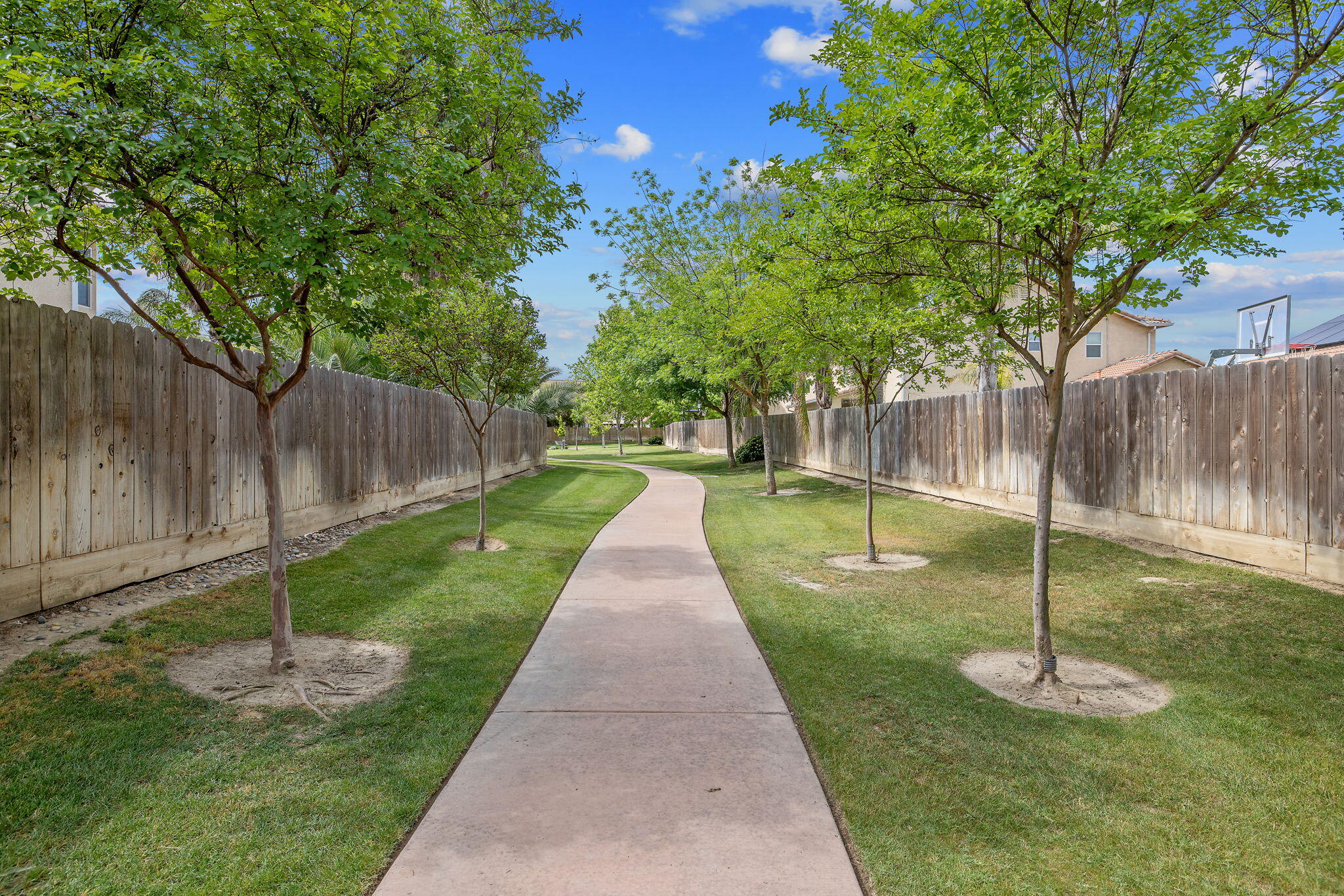 1077 Paradise Dr, Lemoore, CA 93245