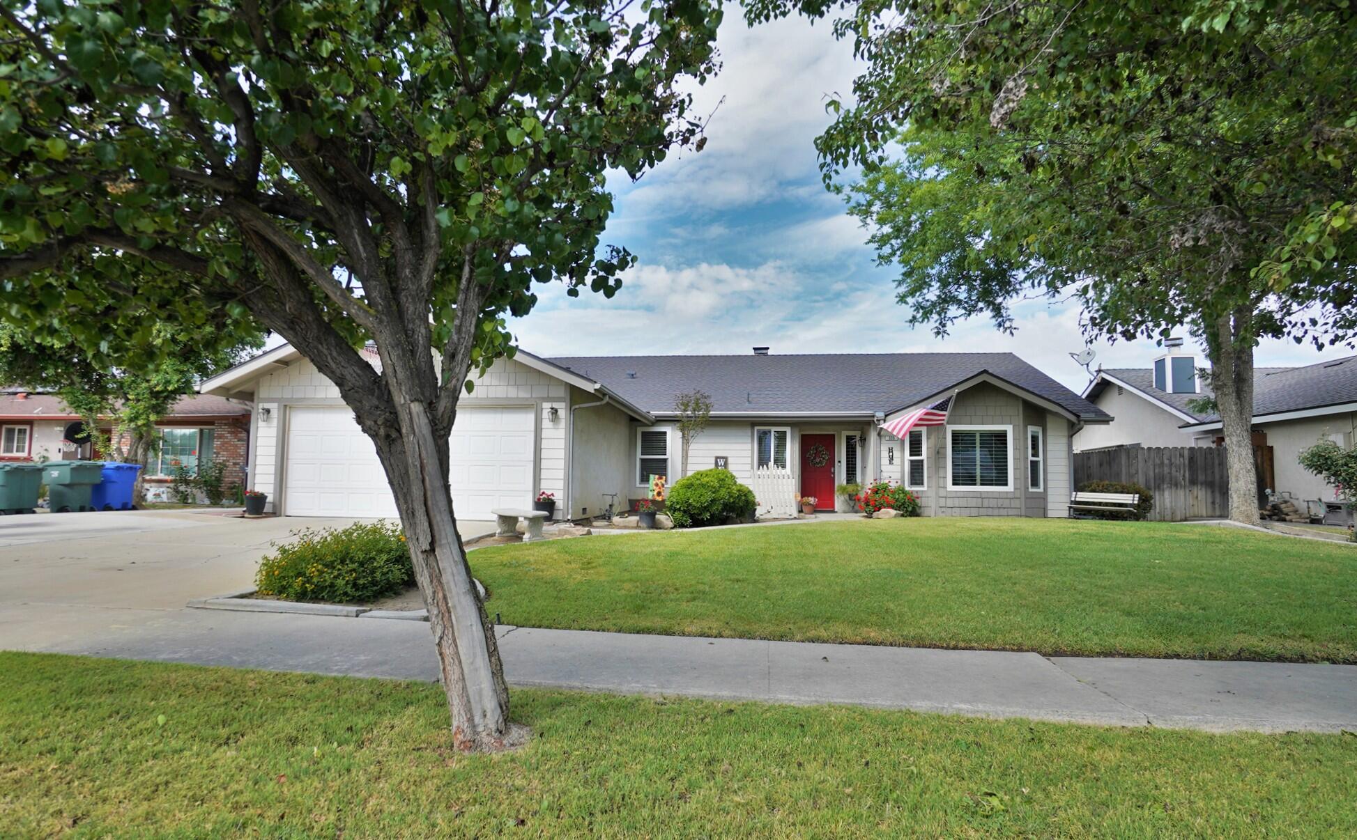 335 Kenwood Dr, Lemoore, CA 93245