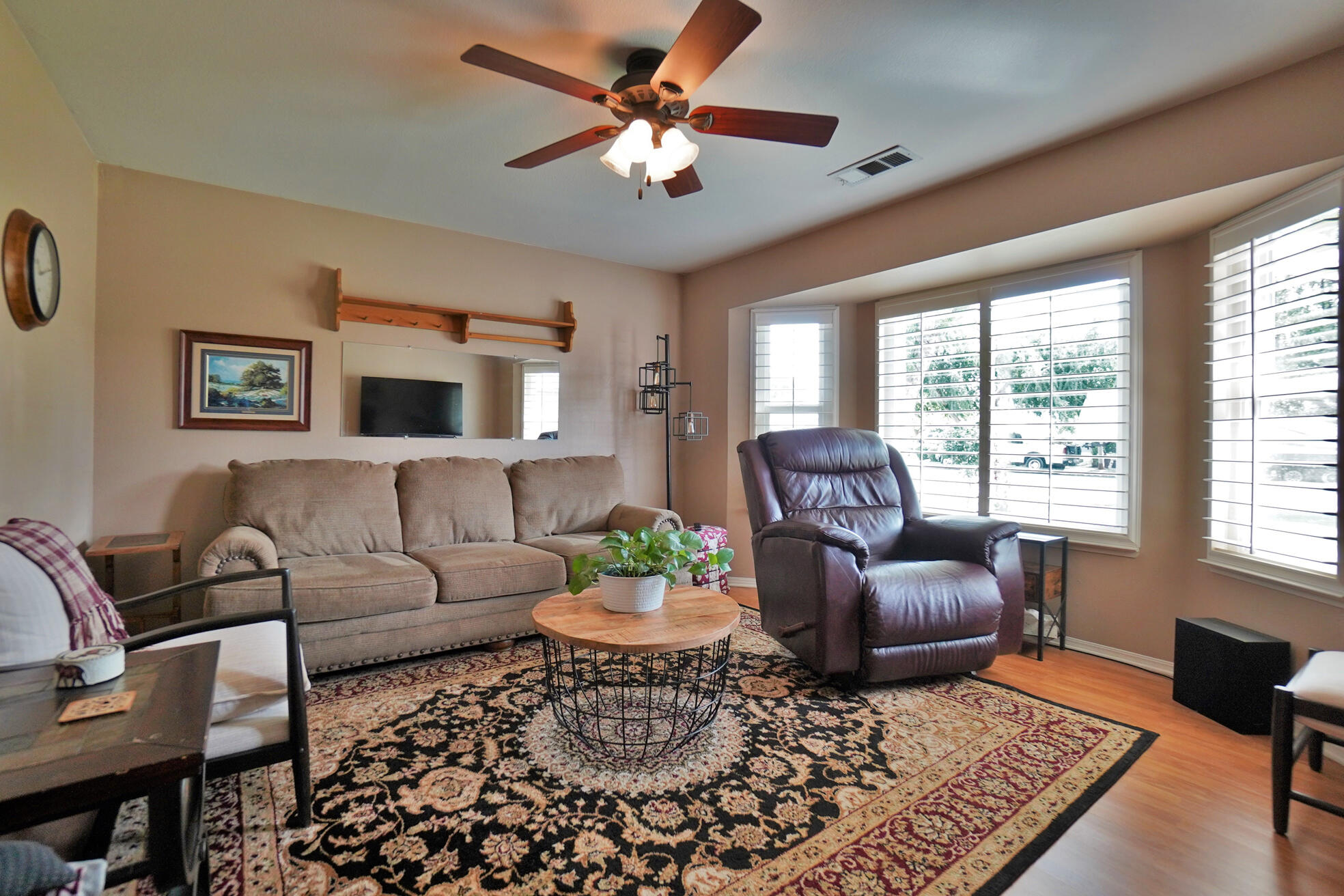 335 Kenwood Dr, Lemoore, CA 93245