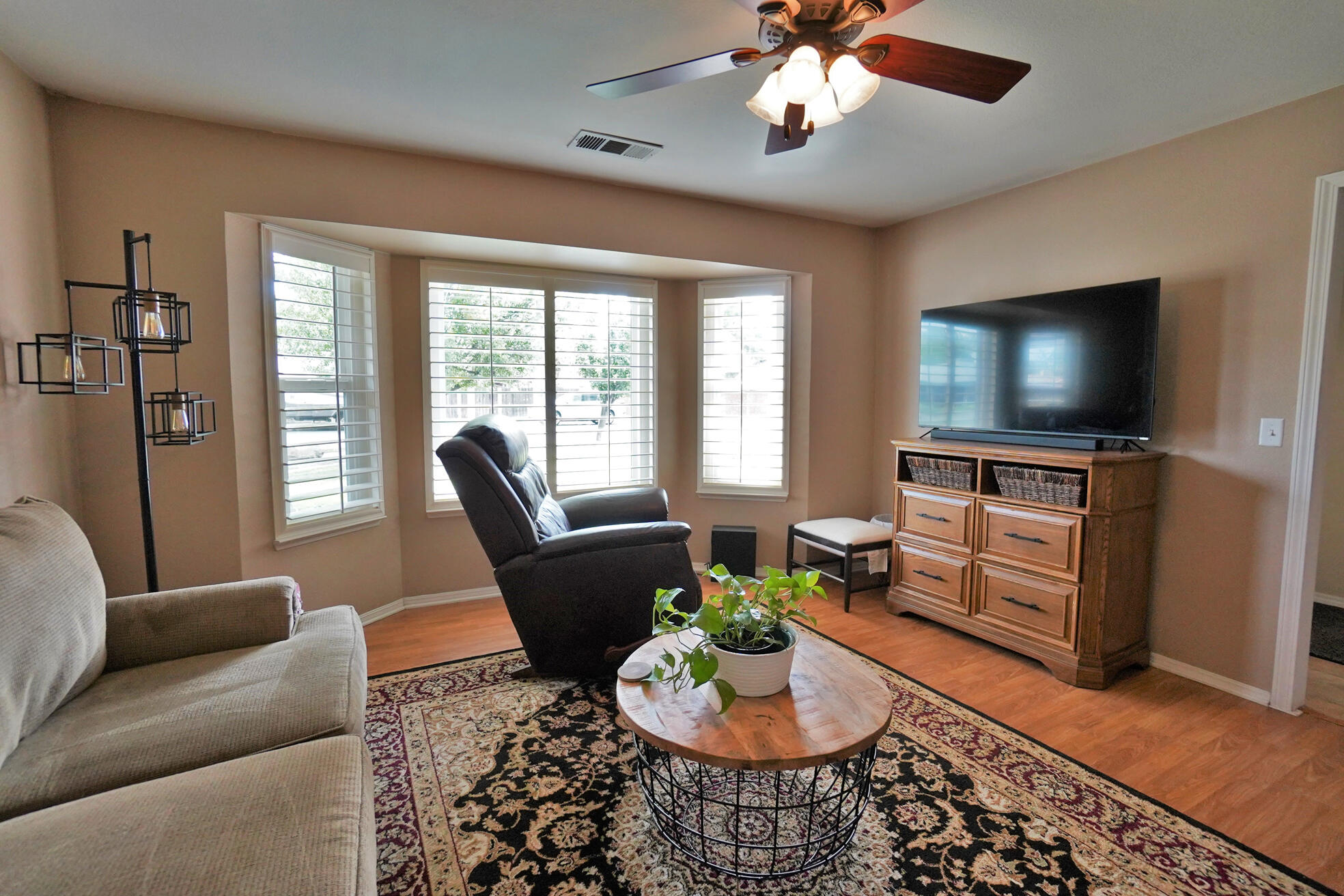 335 Kenwood Dr, Lemoore, CA 93245