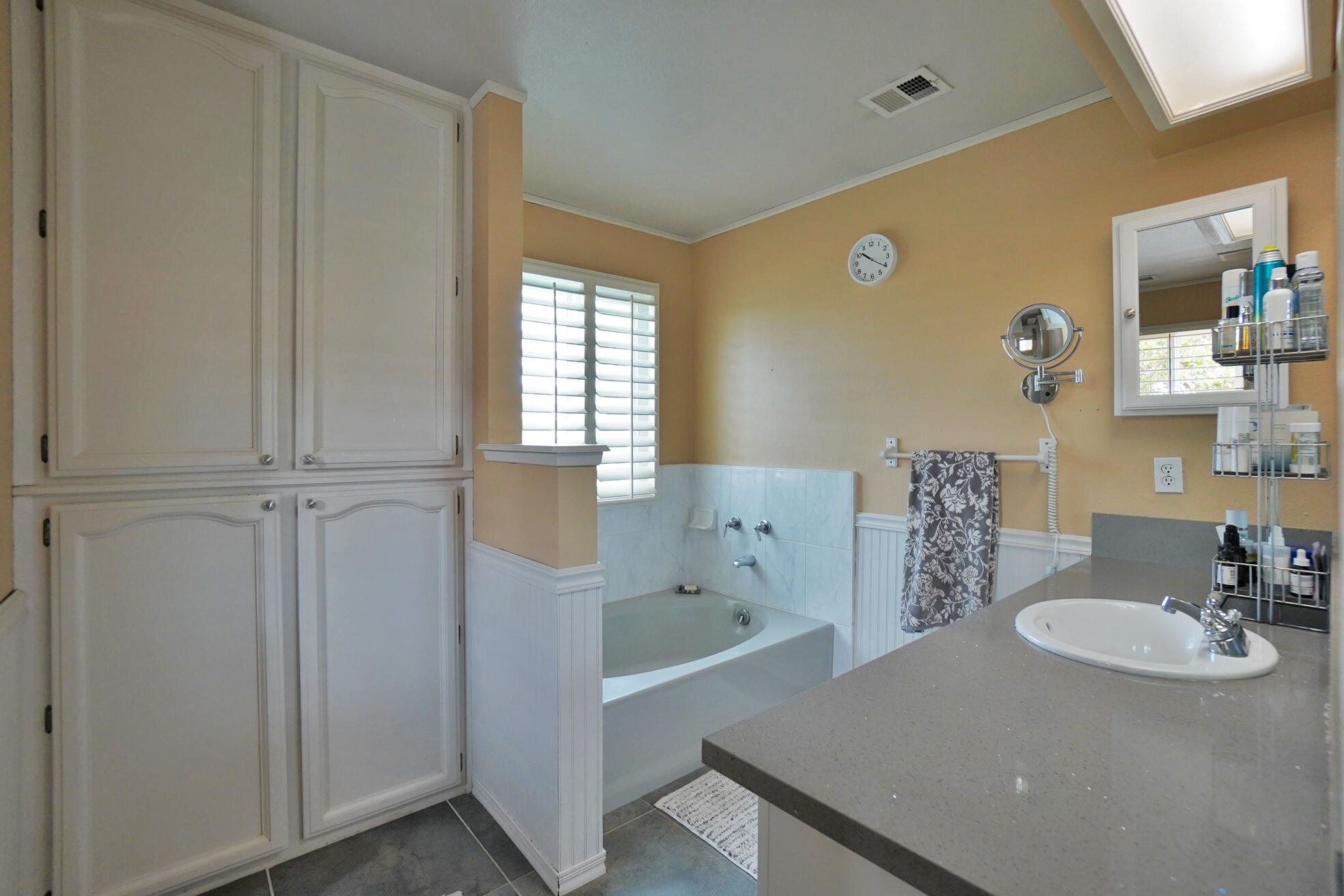 335 Kenwood Dr, Lemoore, CA 93245