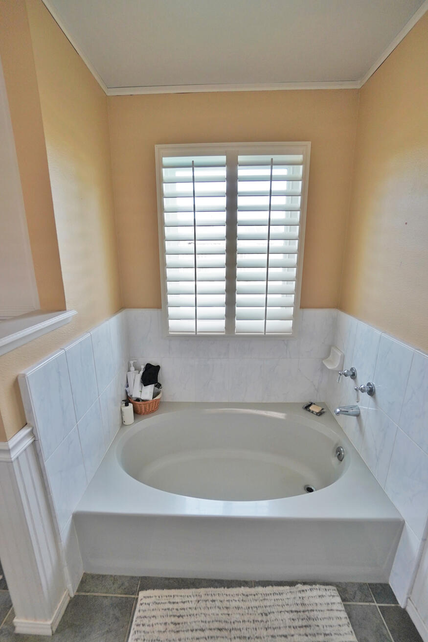 335 Kenwood Dr, Lemoore, CA 93245