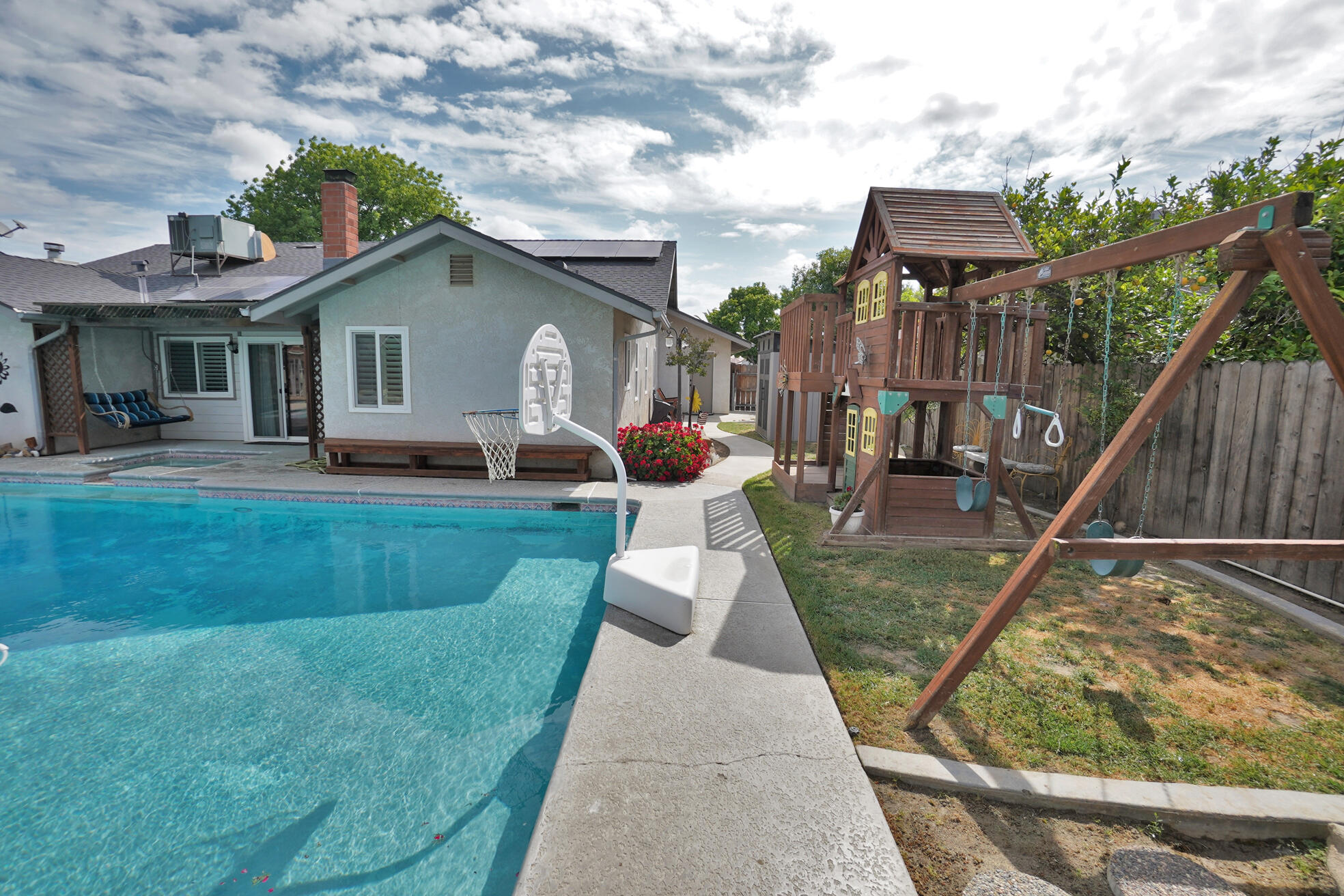 335 Kenwood Dr, Lemoore, CA 93245