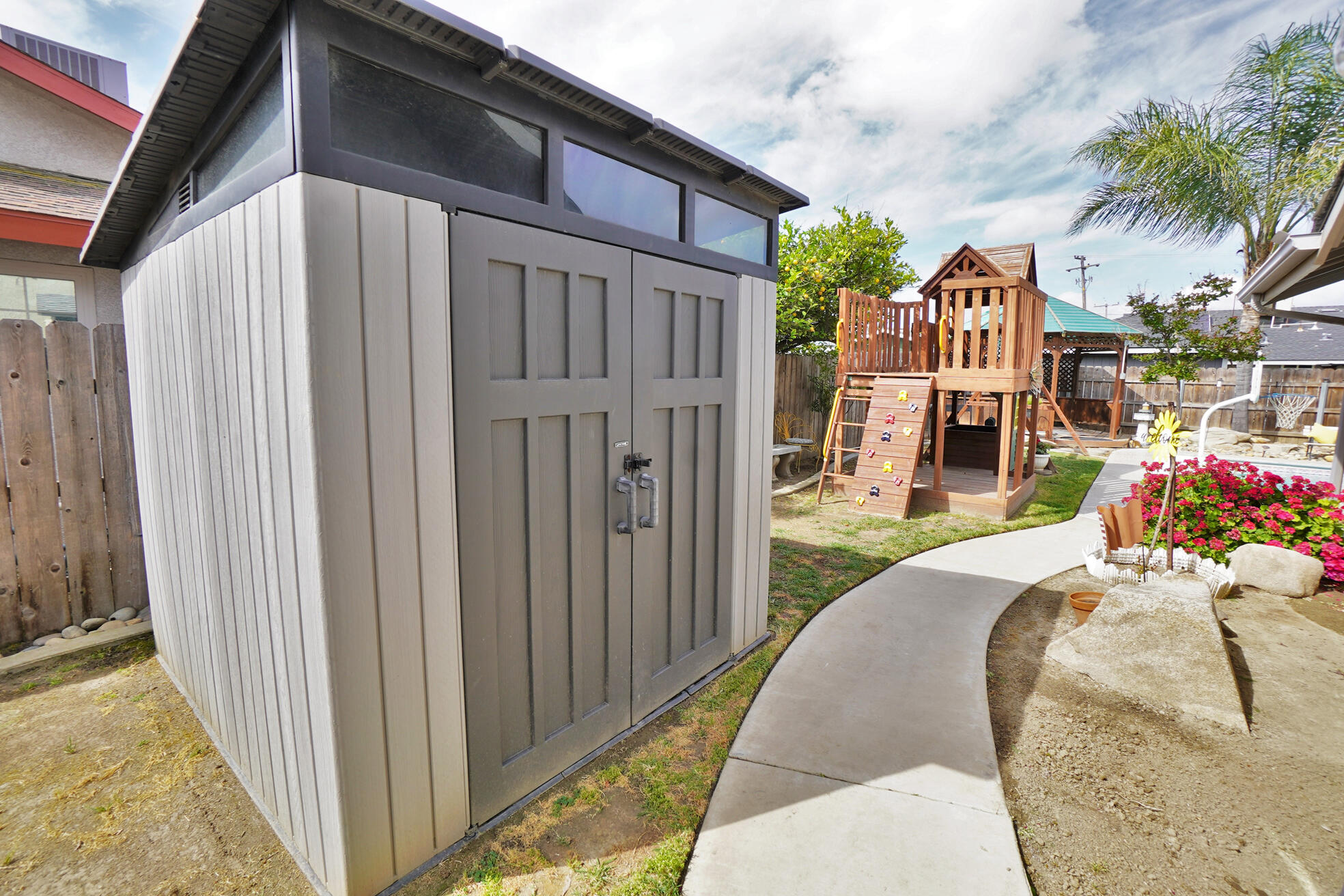 335 Kenwood Dr, Lemoore, CA 93245