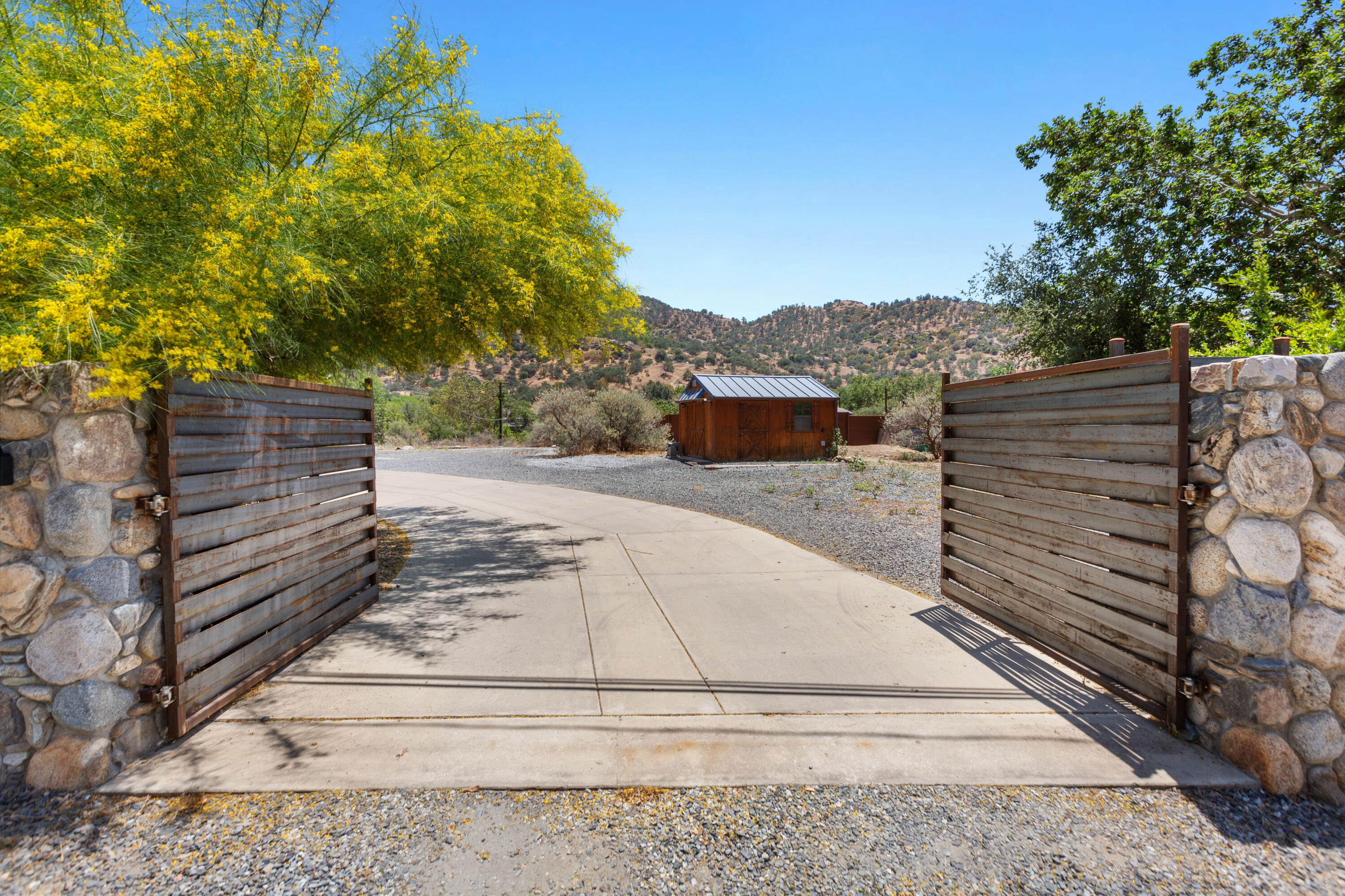 42000 N Fork Dr, Three Rivers, CA 93271