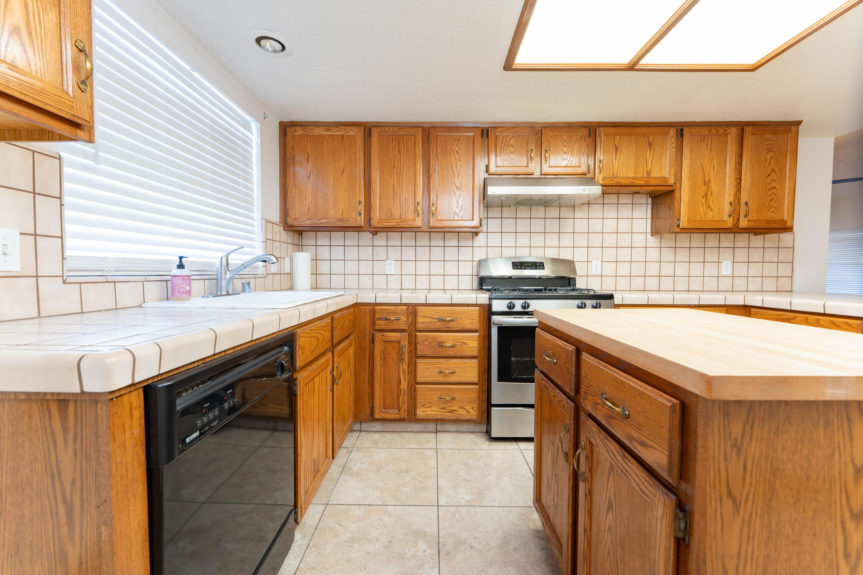 1860 W Fairhaven Ave, Porterville, CA 93257