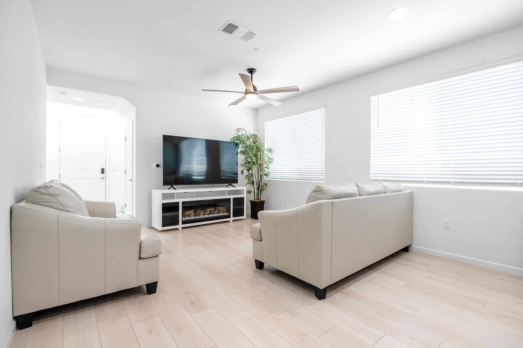 3049 N Dudley St, Visalia, CA 93291