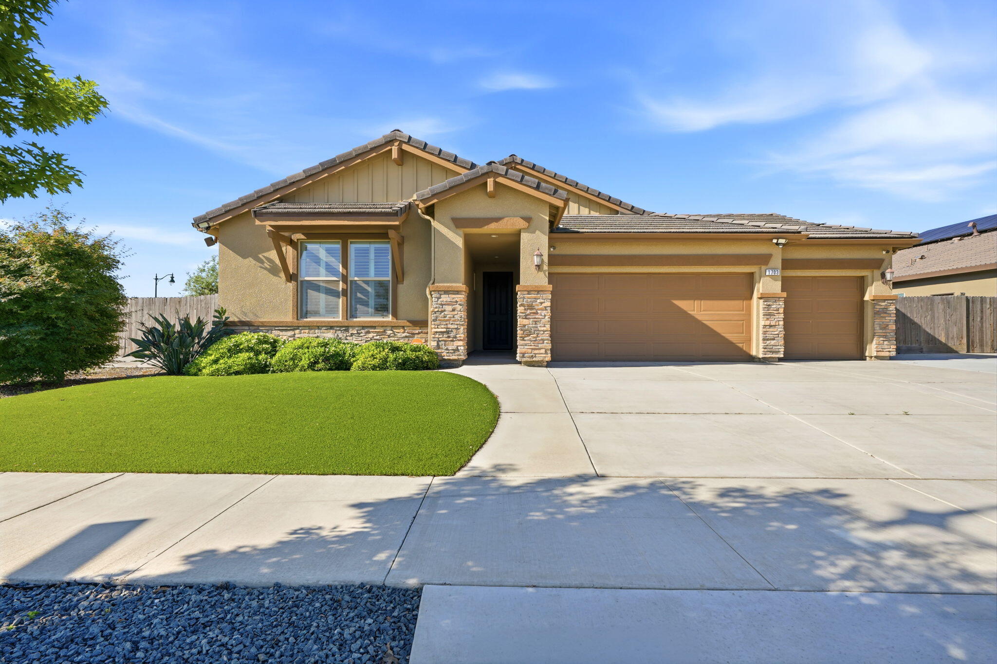 1703 W Porter Ave, Visalia, CA 93291