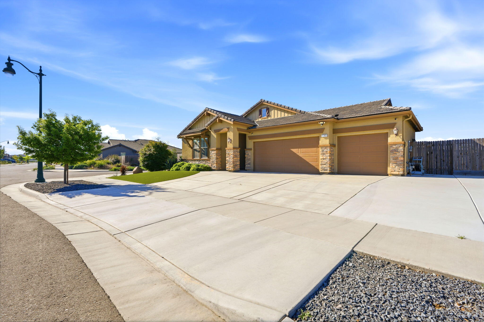 1703 W Porter Ave, Visalia, CA 93291