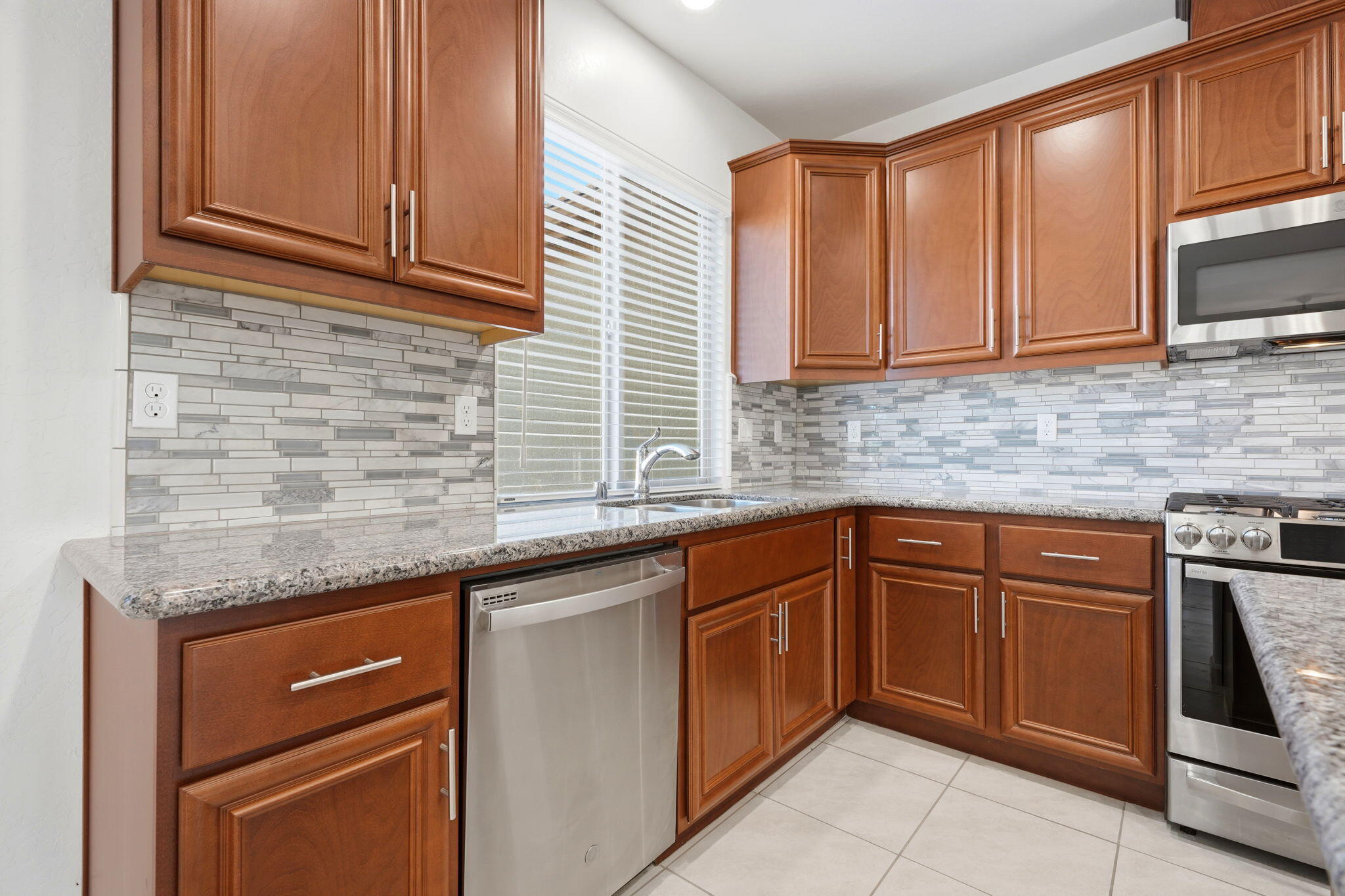 1703 W Porter Ave, Visalia, CA 93291