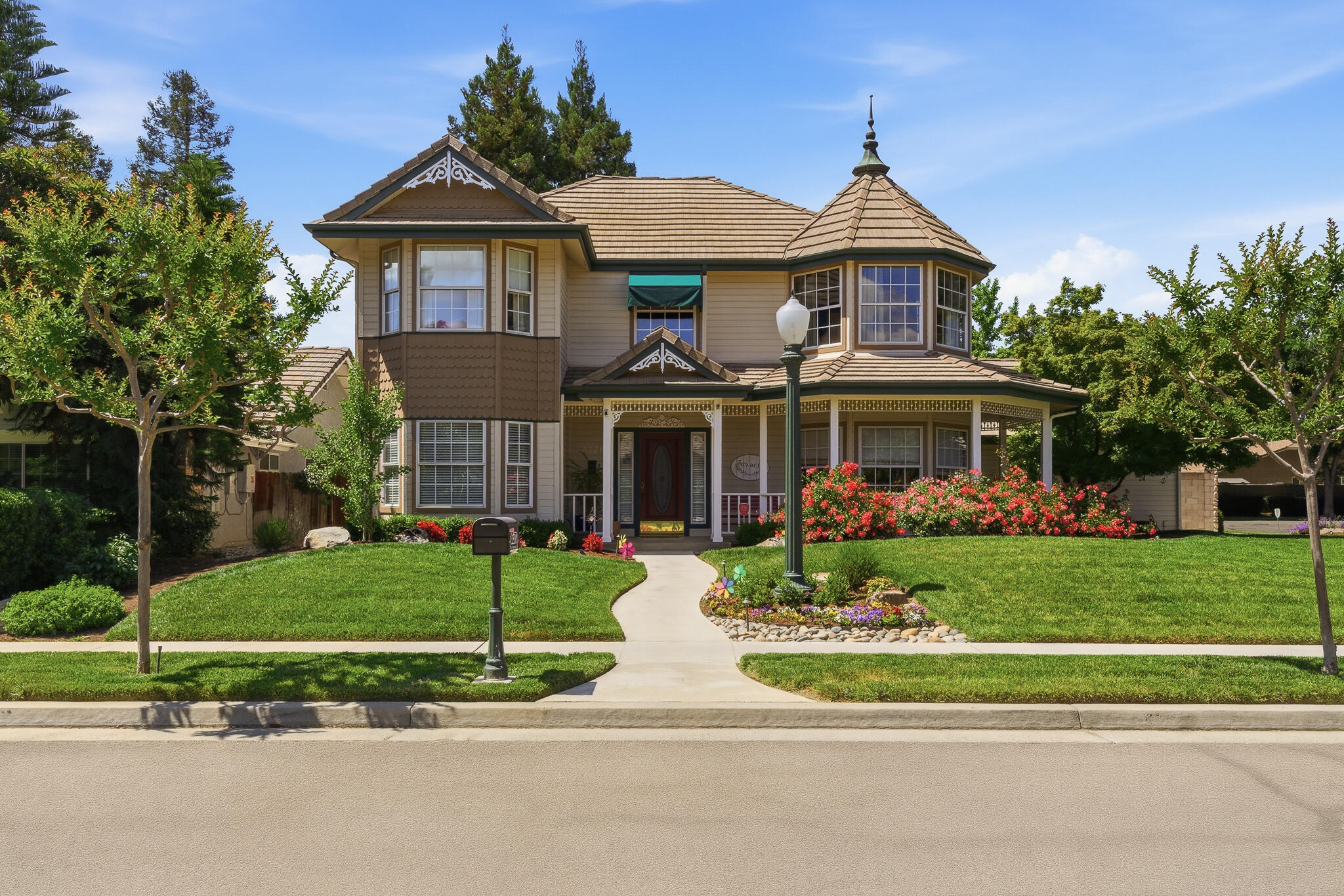 2320 SW Cottonwood Cir, Visalia, CA 93277